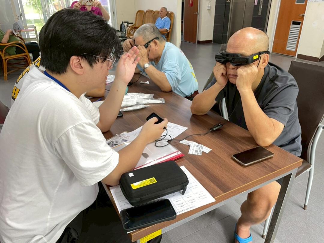 1150430相片1臺北榮總攜手板橋榮家啟動智慧眼鏡篩檢 AI 科技守護記憶