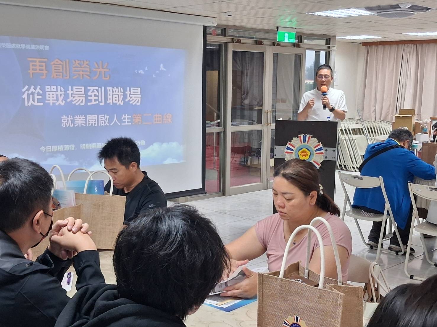 圖四孫國智先生以「再創榮光-從戰場到職場-就業開啟人生第二曲線」為題,實施職涯規劃分享