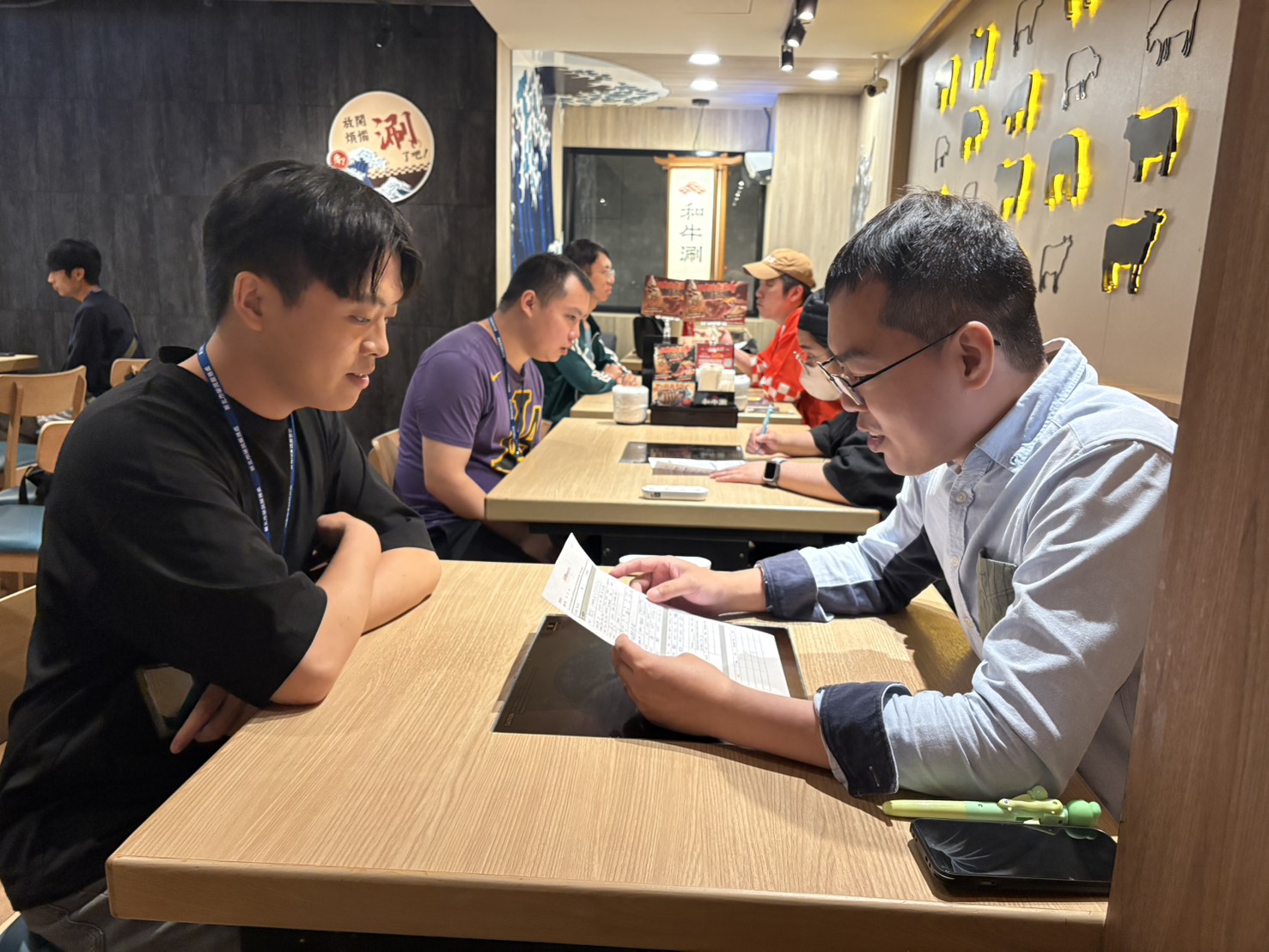 王品集團人資代表現場與參加職場體驗活動之退除役官兵進行面試,說明職缺內容、工作條件及職涯發展方向,協助退除役官兵掌握就業機會。