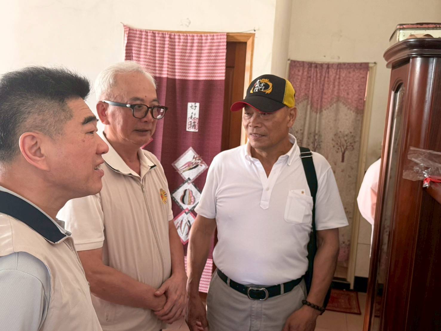 圖六陳進廣副主任委員(中)感謝周家才里長(右)協助關懷照顧榮民黃婆婆