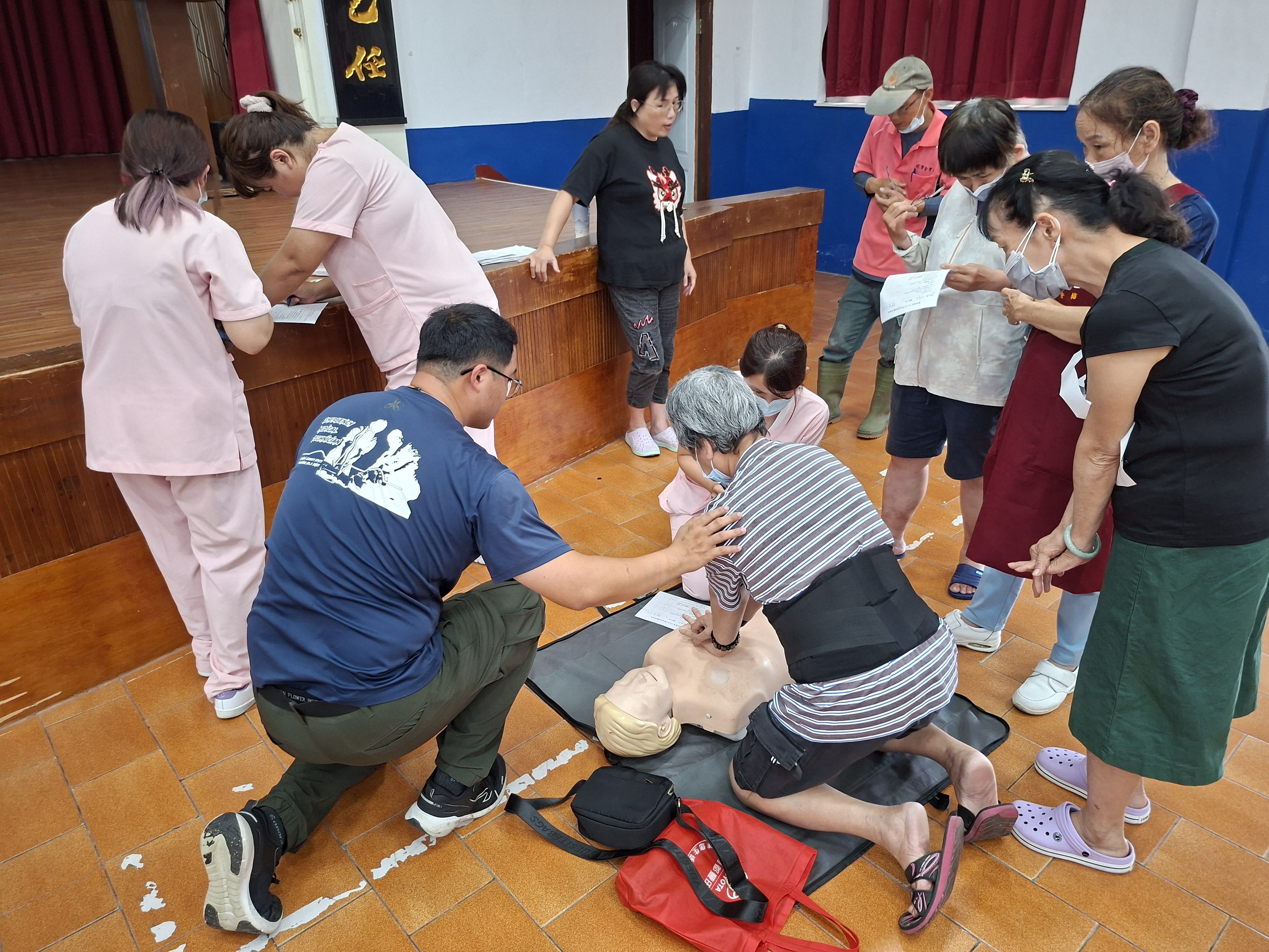 教官實際指導照服員正確壓胸速率