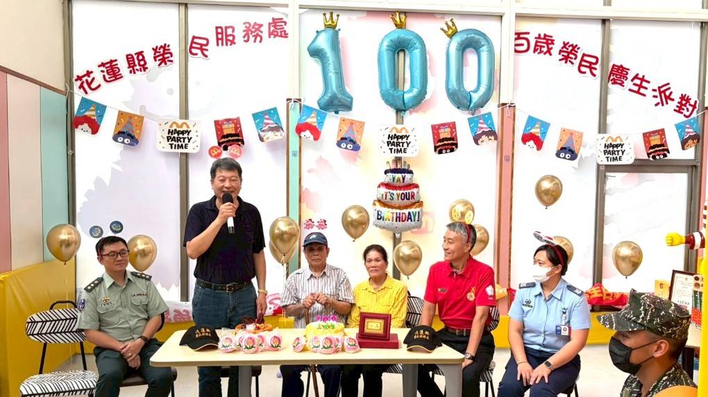 麥當勞楊政道董事長(左二)致詞祝福壽星福壽永康