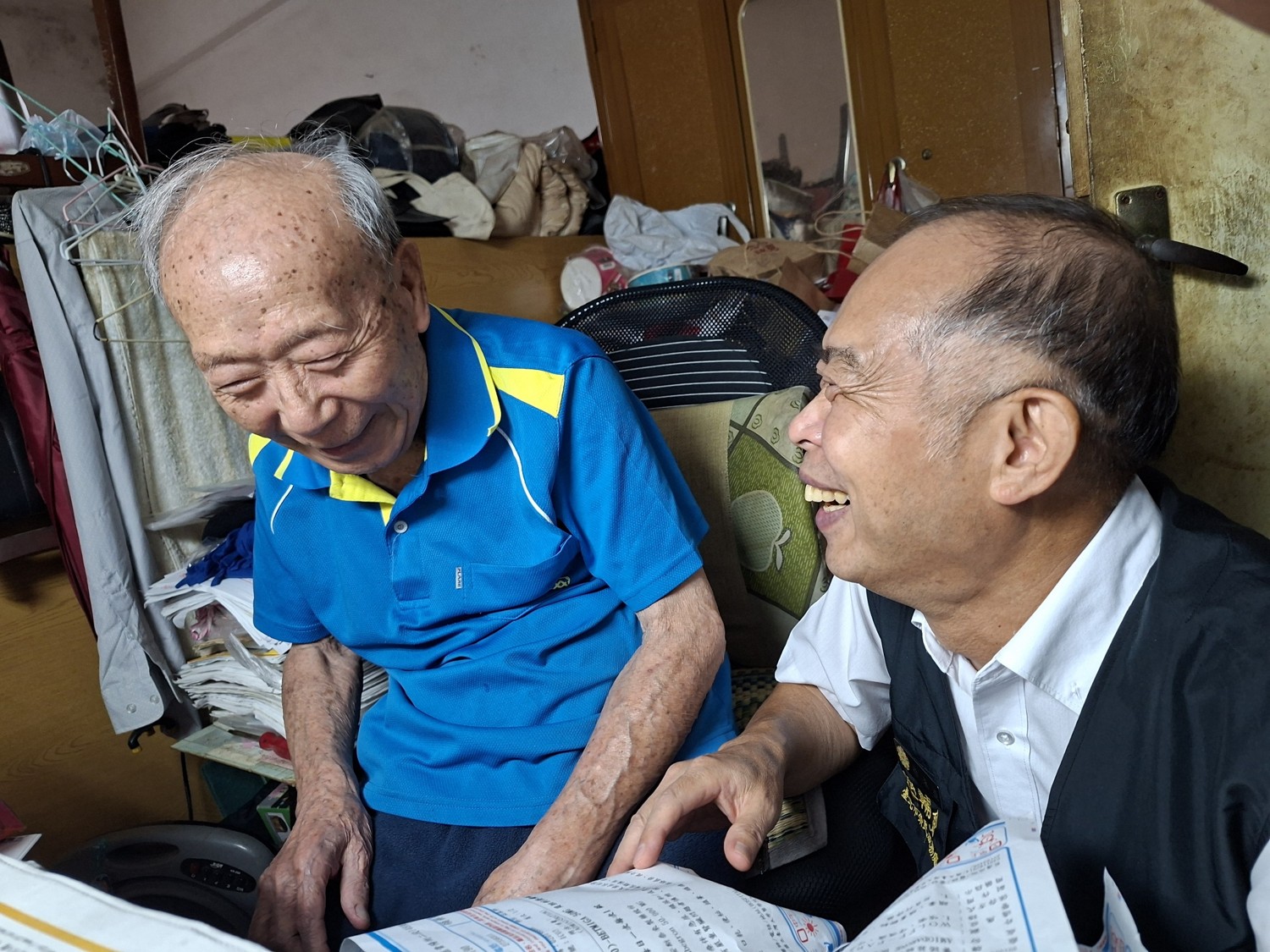 副處長徐木生(圖右)訪視高齡榮民長輩(圖左)