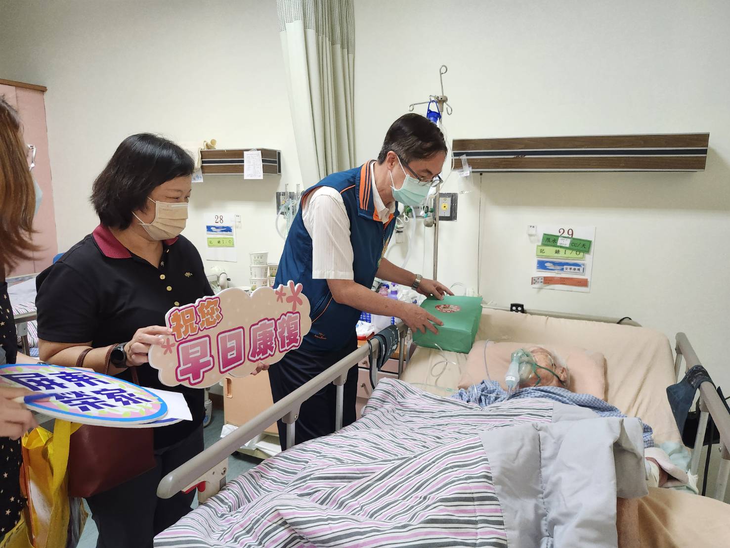 圖2家主任 (圖中)發放養生飲品給住院長輩,祝早日康復及佳節愉快。