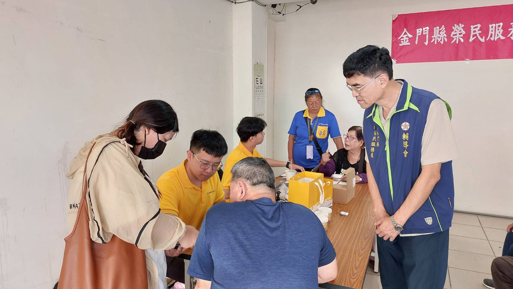 圖三彭致和副處長(右1)關心年長榮民助聽器使用狀況