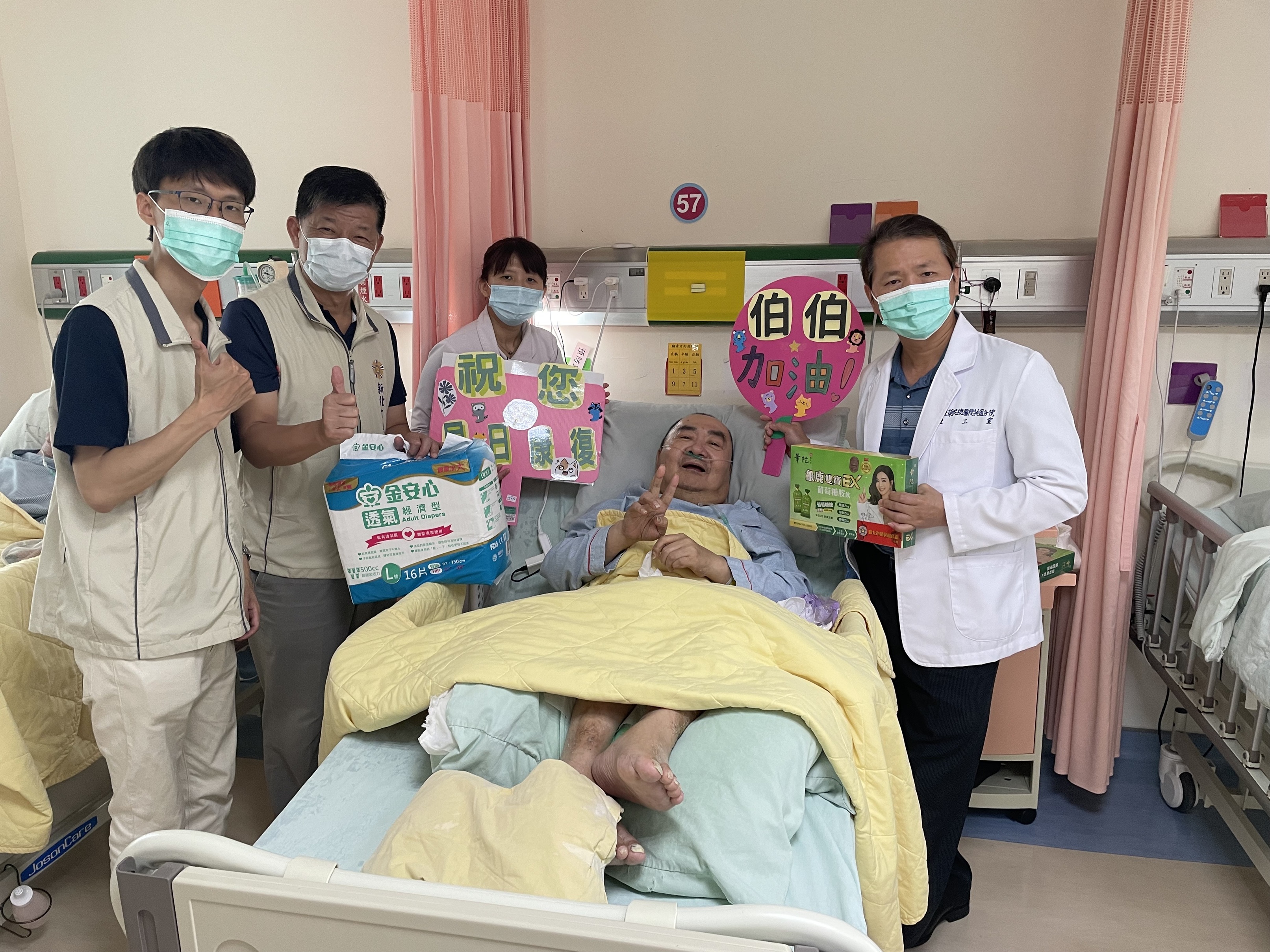 楊副處長 (左2)至桃園榮院慰問榮民黃伯伯(右2),並致贈營養及物資