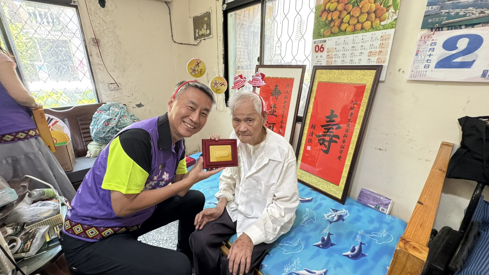 蕭處長致贈輔導會紀念金飾