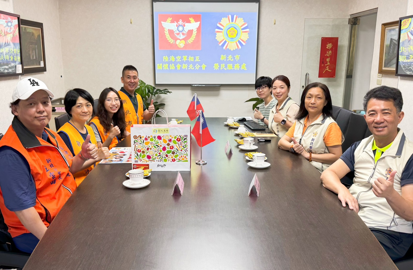 新北市榮民服務處陳立中處長(右一)、王玟琳組長(右二)與陸海空軍相互關懷協會新北分會王雲田分會長(左一)針對關懷榮民眷座談。