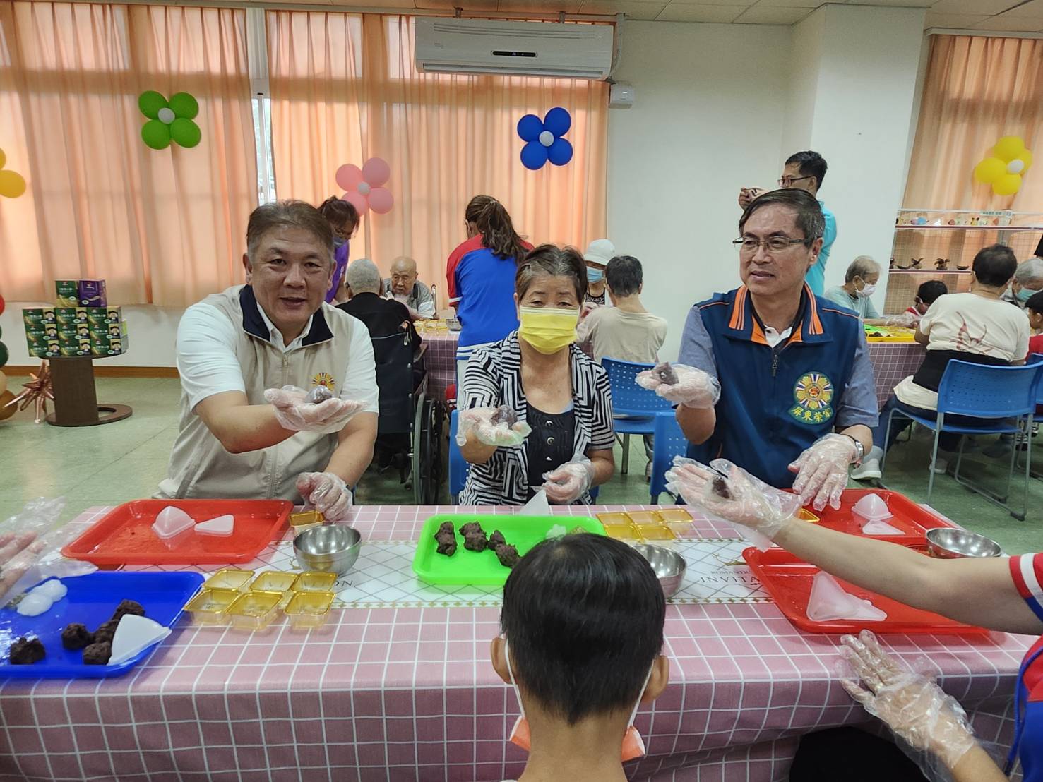 圖3賀副處長(圖左)與家主任(圖右)一同展示製作冰粽成果。