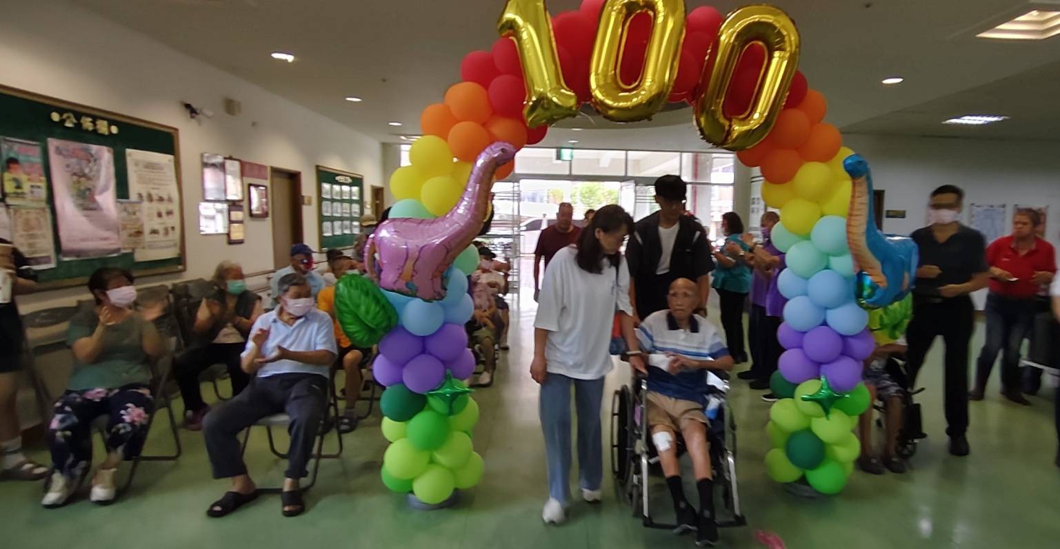 115年06月08日屏東榮家歡慶趙爺爺百歲嵩壽，氣球「爆」喜樂溫馨滿
