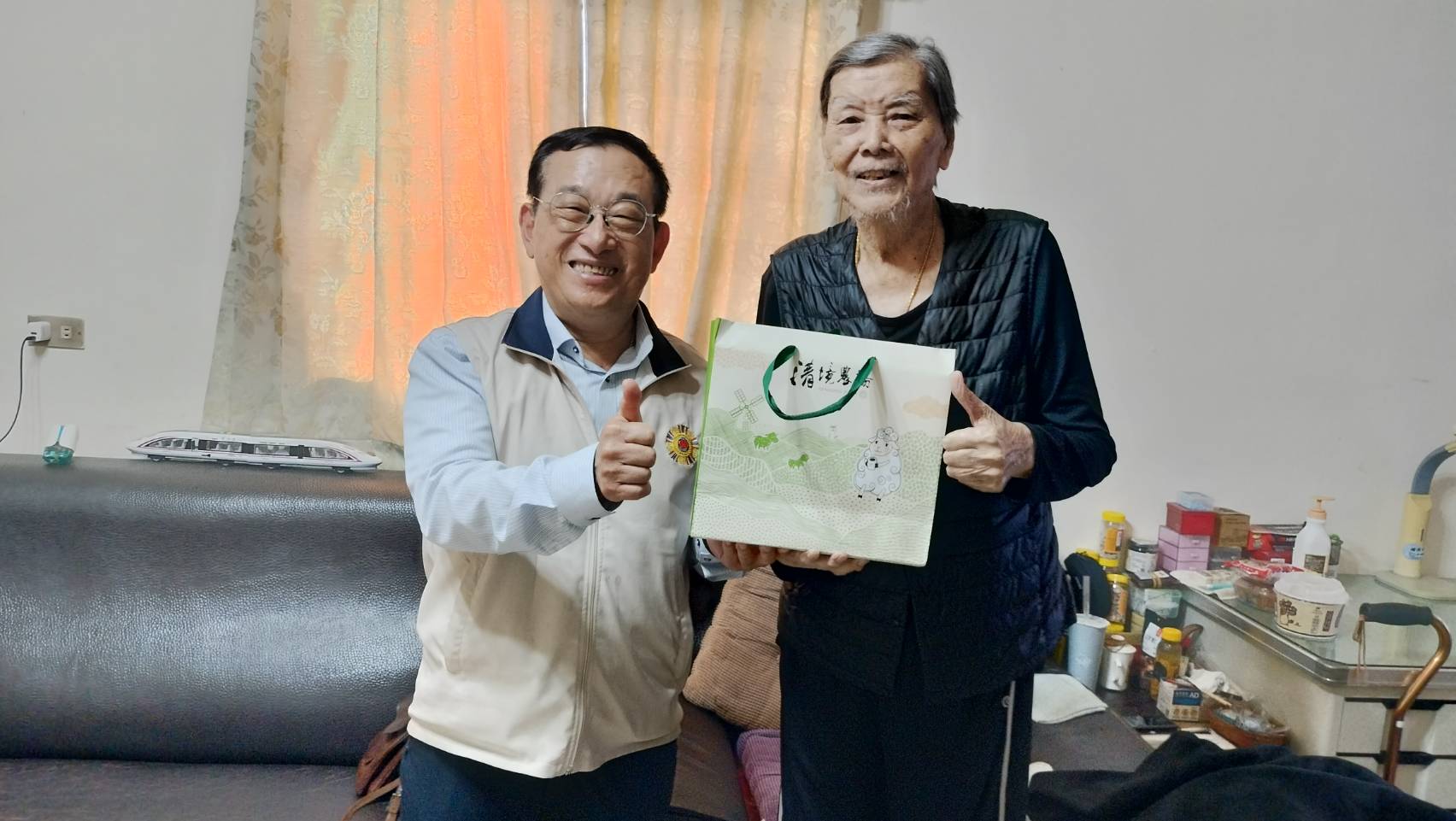圖一輔導會傅正誠副主任委員(左)代表嚴德發主任委員探訪