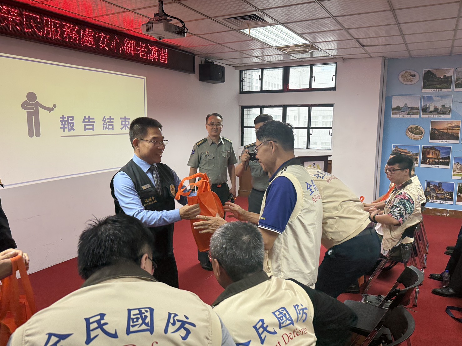 處長黃信仁(圖左一)致贈後輔中心主任(圖右一)禮品表達感謝