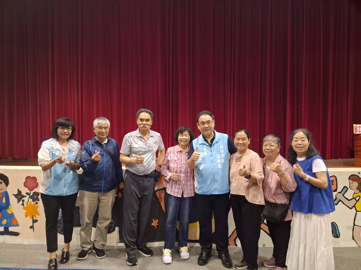 3.處長與榮民眷長輩參加國立清華大學附設實驗小學畢業典禮