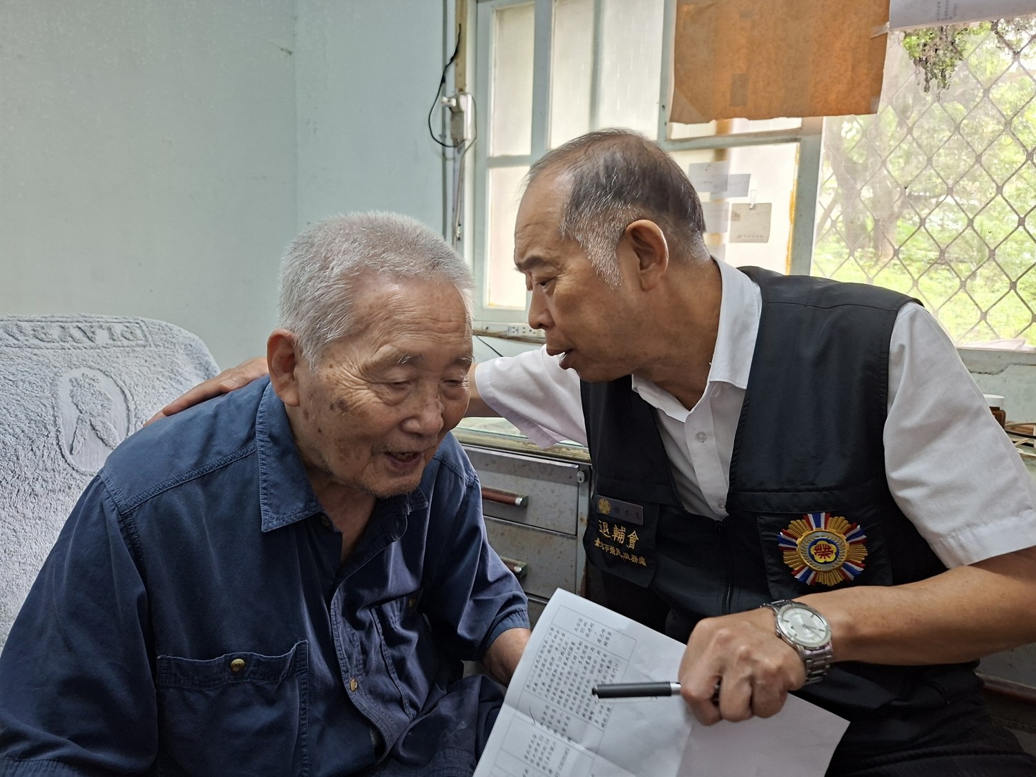 副處長徐木生(圖右)訪視高齡榮民長輩(圖左)