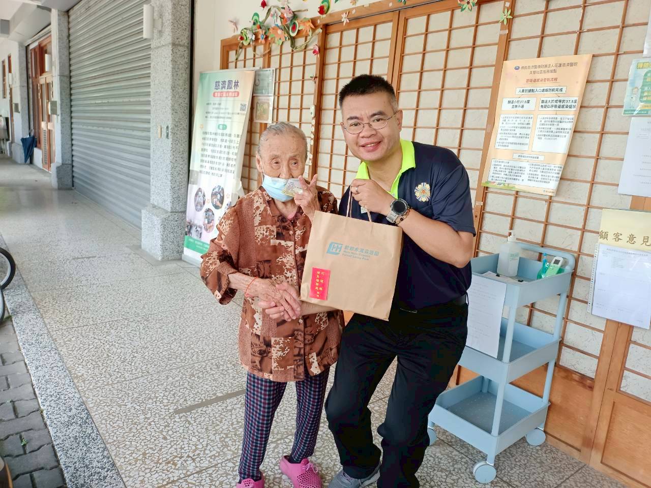 劉韋良總幹事(右)探視榮民林奶奶