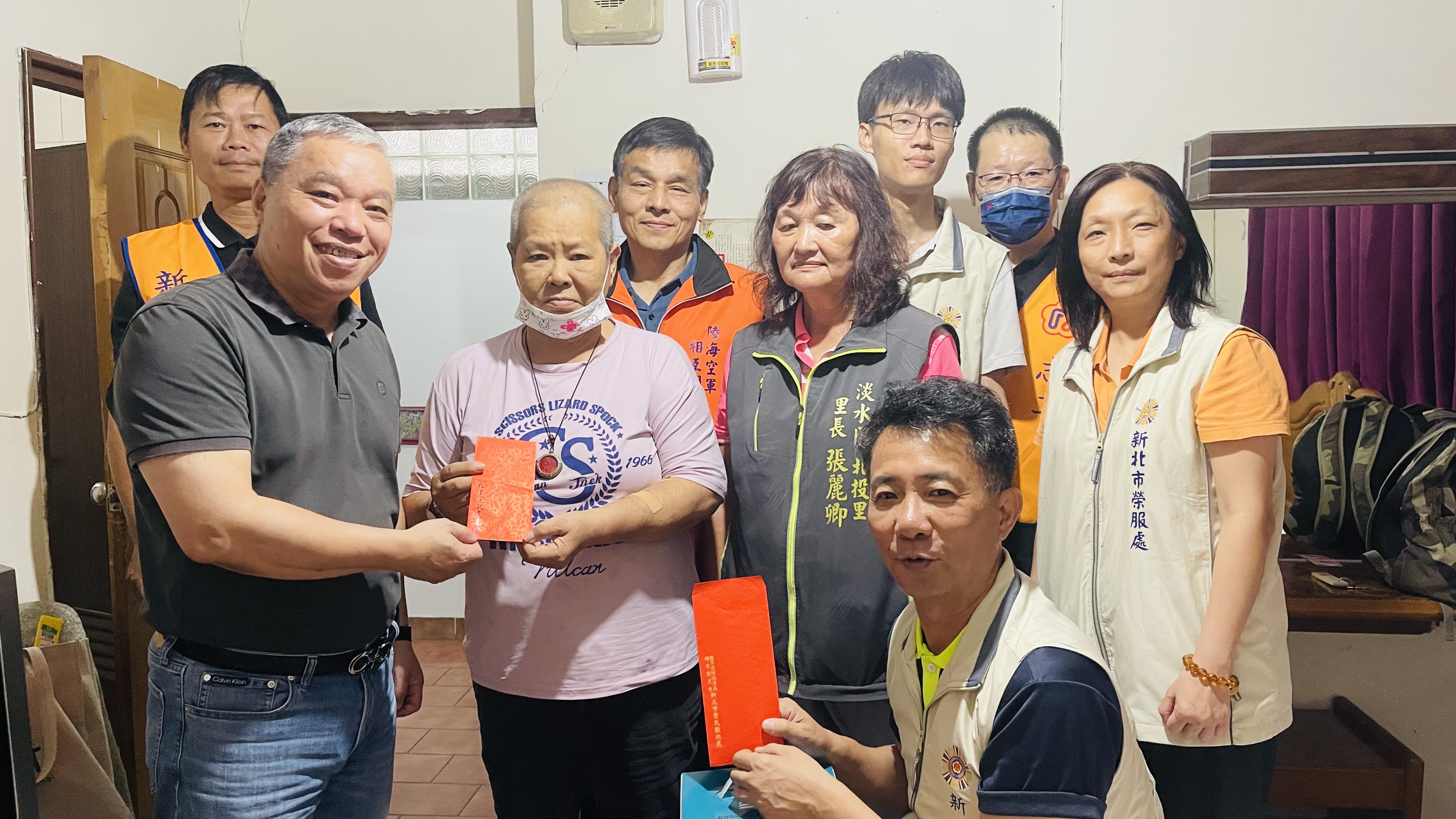 財團法人仁美文教基金會執行長許桐謀(前排左1)致贈榮眷關懷慰問金