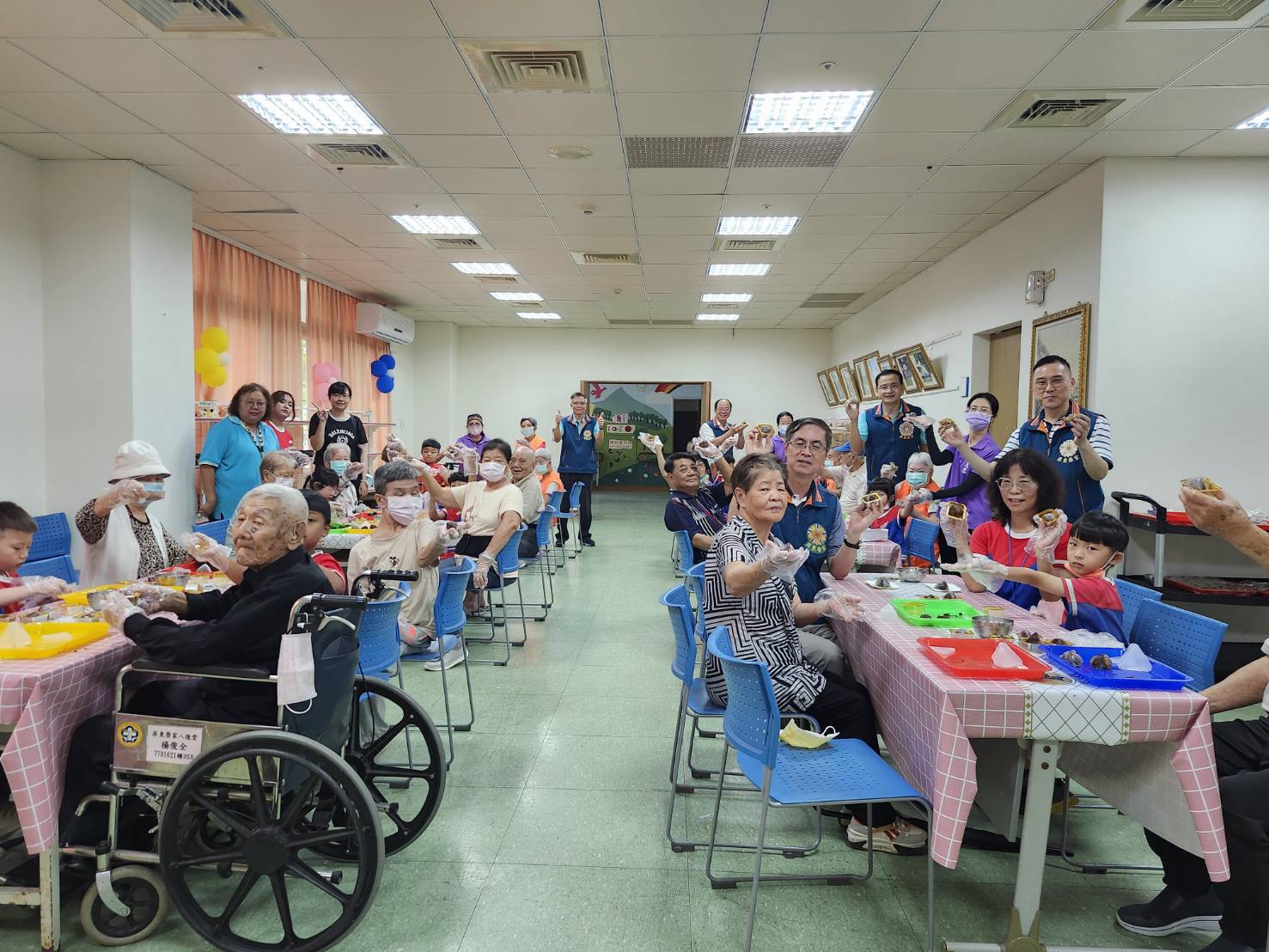 圖4大家一起展現努力包冰粽成果。