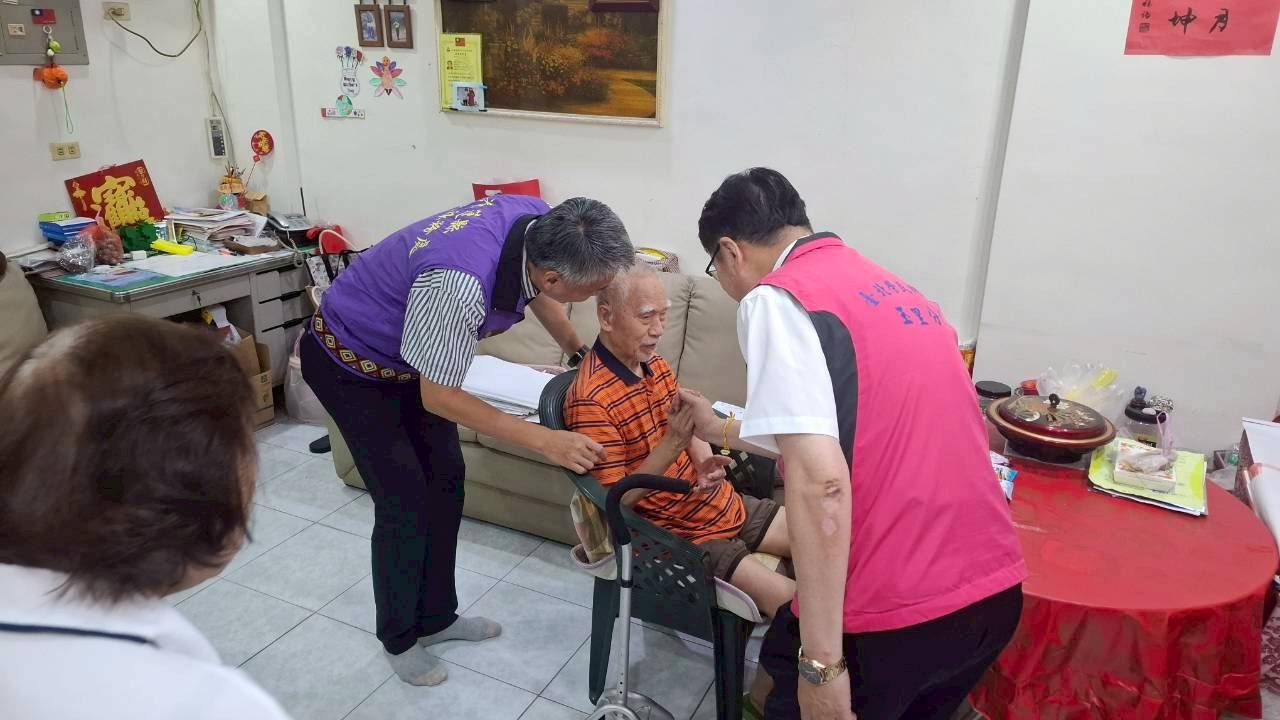 蕭振嘉處長(左二)與胡宗明院長(右一)探視榮民李爺爺