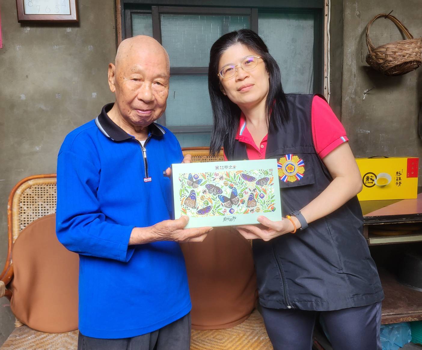 服務組辜組長(圖右)與退舍榮民長輩(圖左)合影