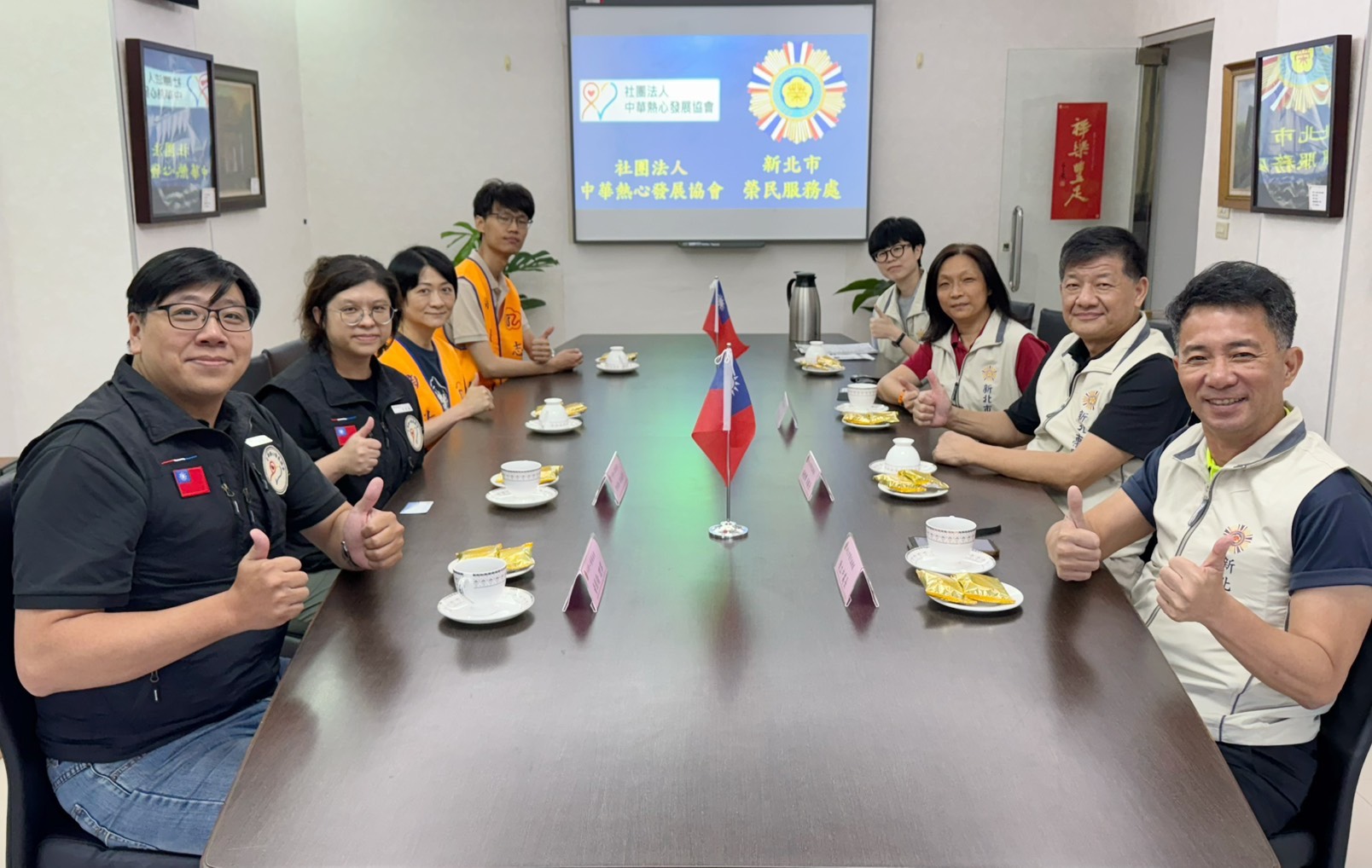 新北市榮民服務處陳立中處長(右一)、楊懷博副處長(右二)、王玟琳組長(右三)與中華熱心發展協會黃國倫理事(左一)、曾琪雅副秘書長(左二)針對關懷榮民眷座談。
