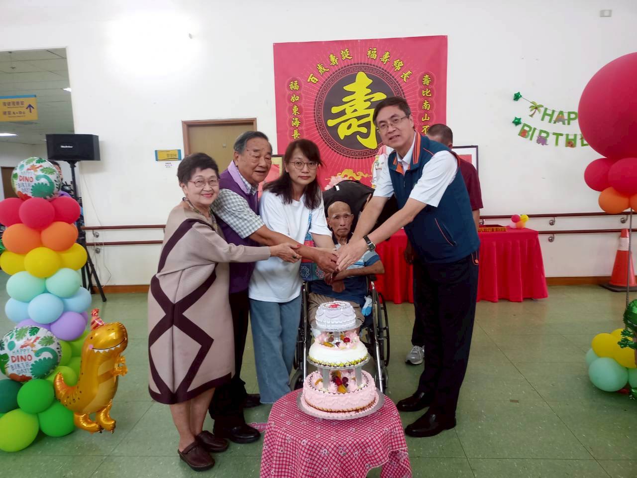圖2 家主任(圖右)與百歲壽星合切生日蛋糕。