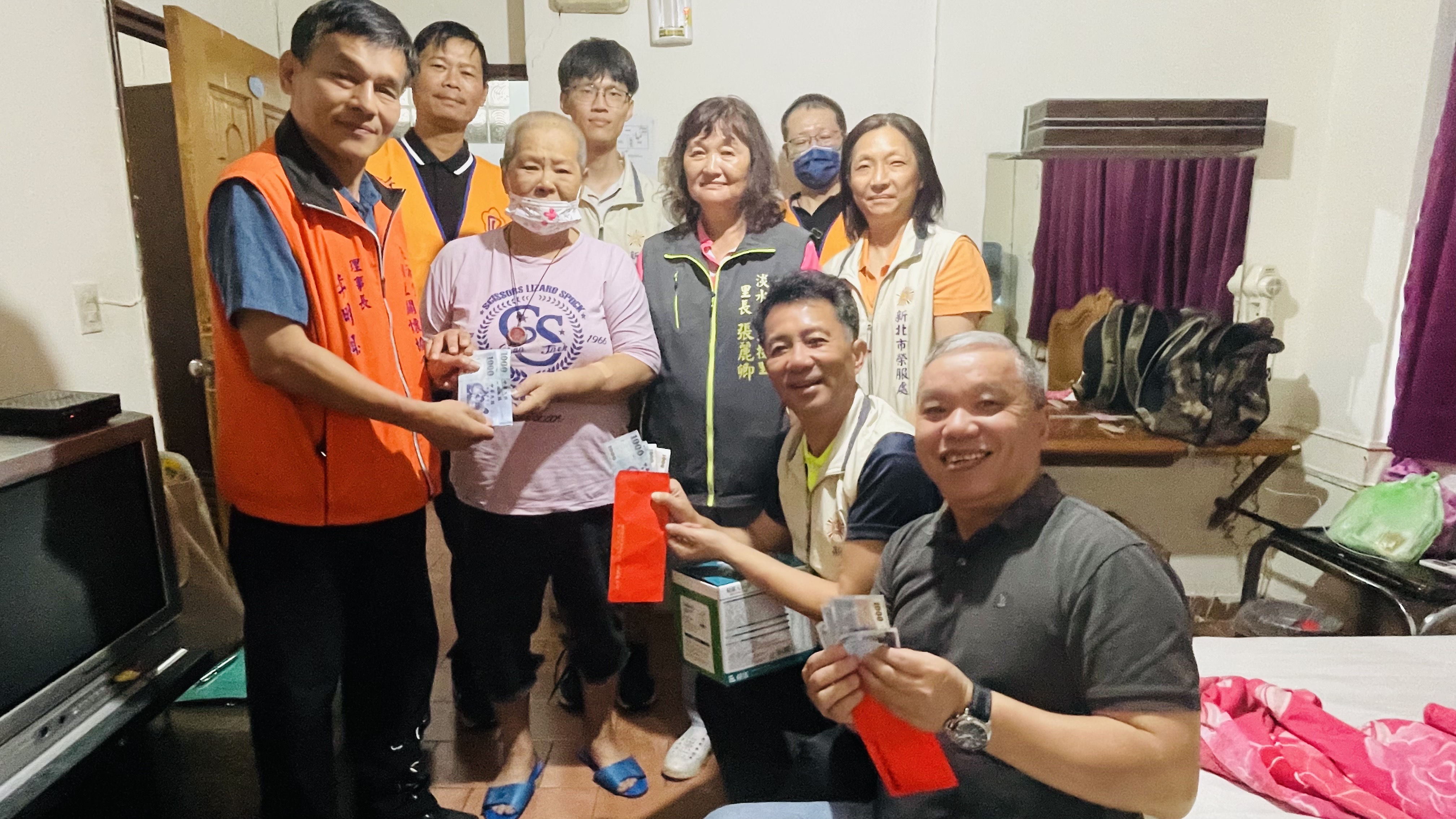 陸海空軍相互關懷協會理事長李明聰(前排左1)致贈榮眷關懷慰問金
