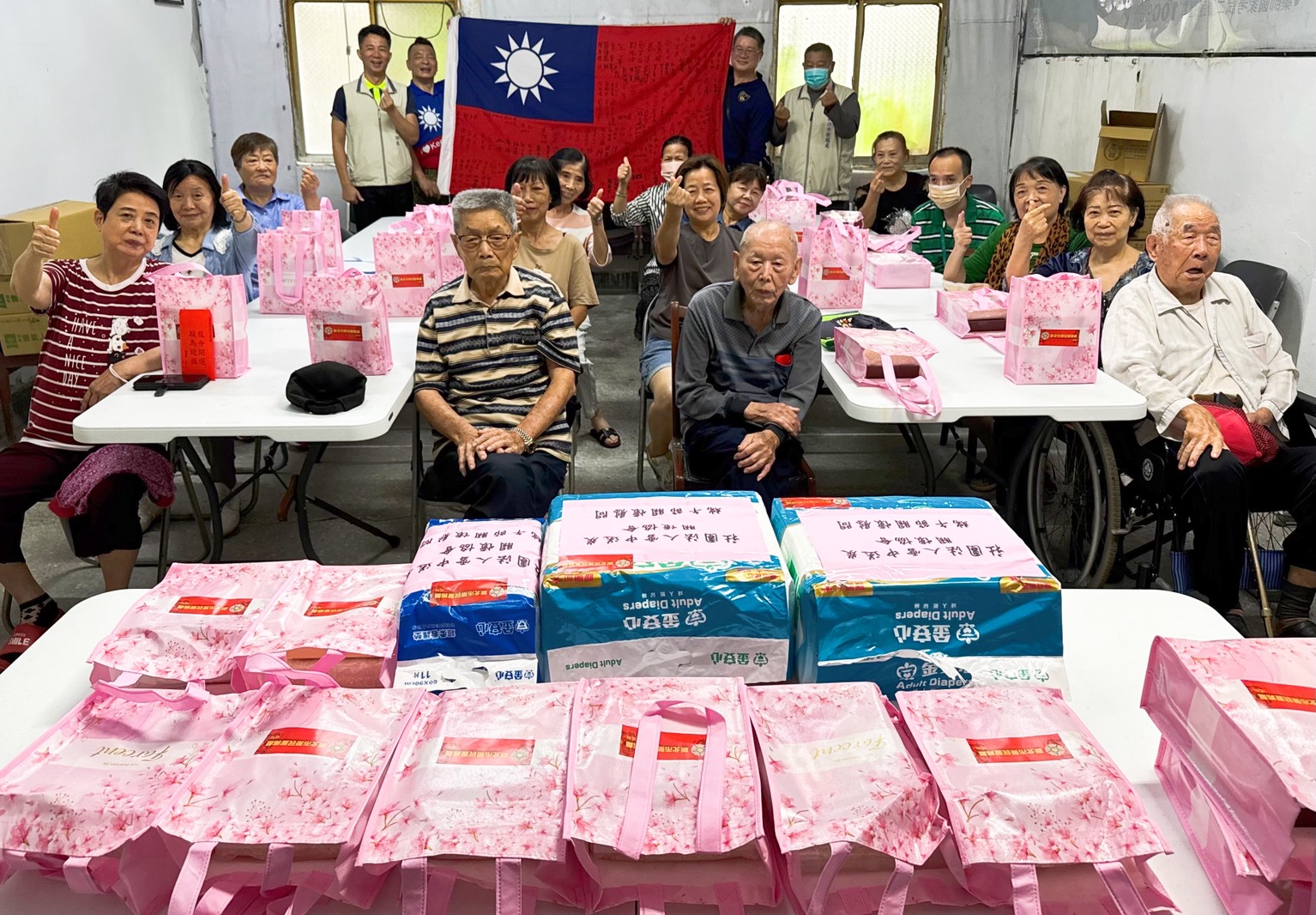 新北市榮民服務處陳立中處長(後排左一)偕同士官團關懷小組范盛為(後排左二)、郭福助先生(後排右二)等一行人,前往土城區「居安一莊」關懷慰問。