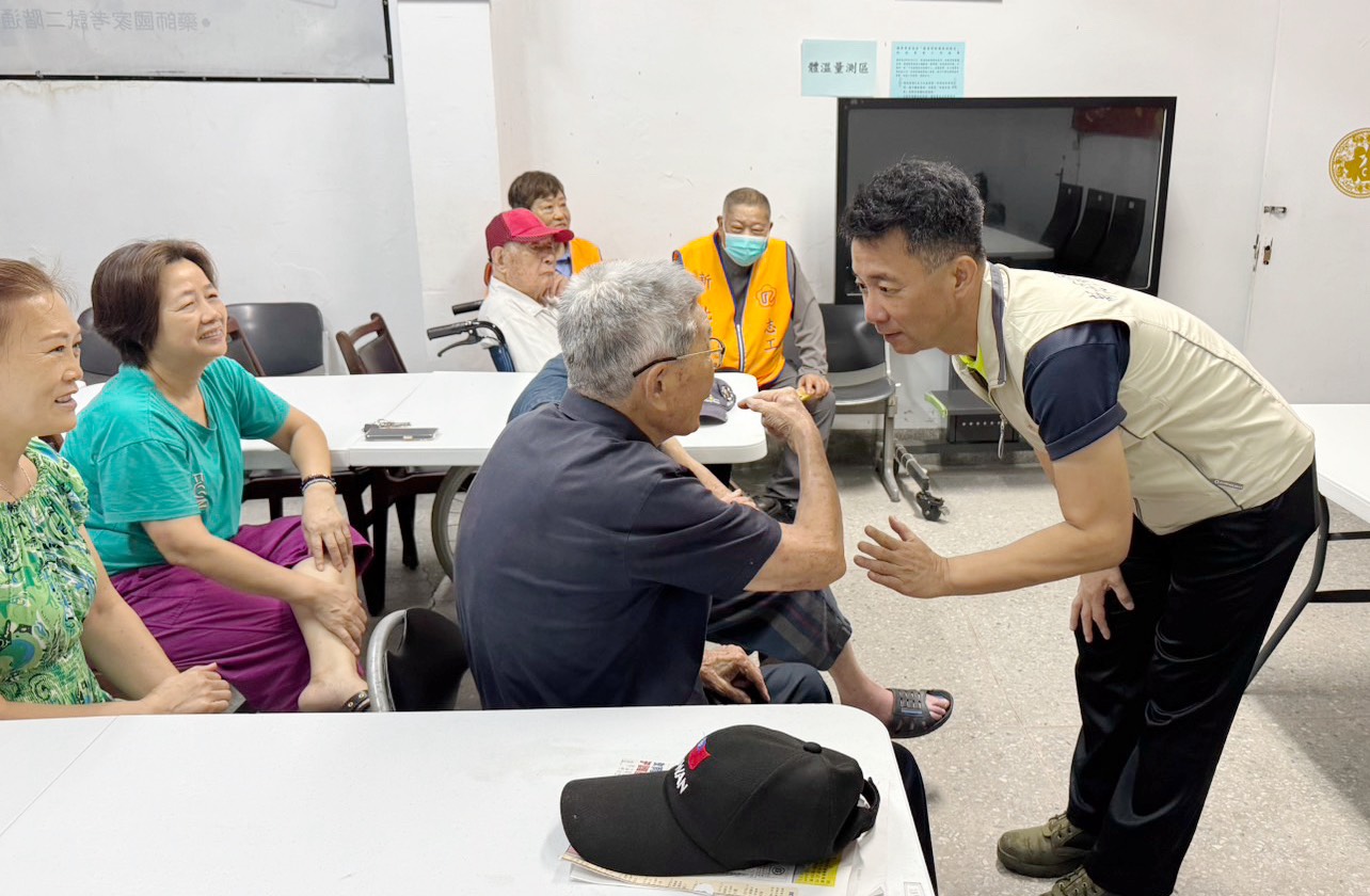 新北市榮民服務處陳立中處長(右)傾聽榮民長輩生活情形與關心健康狀況。