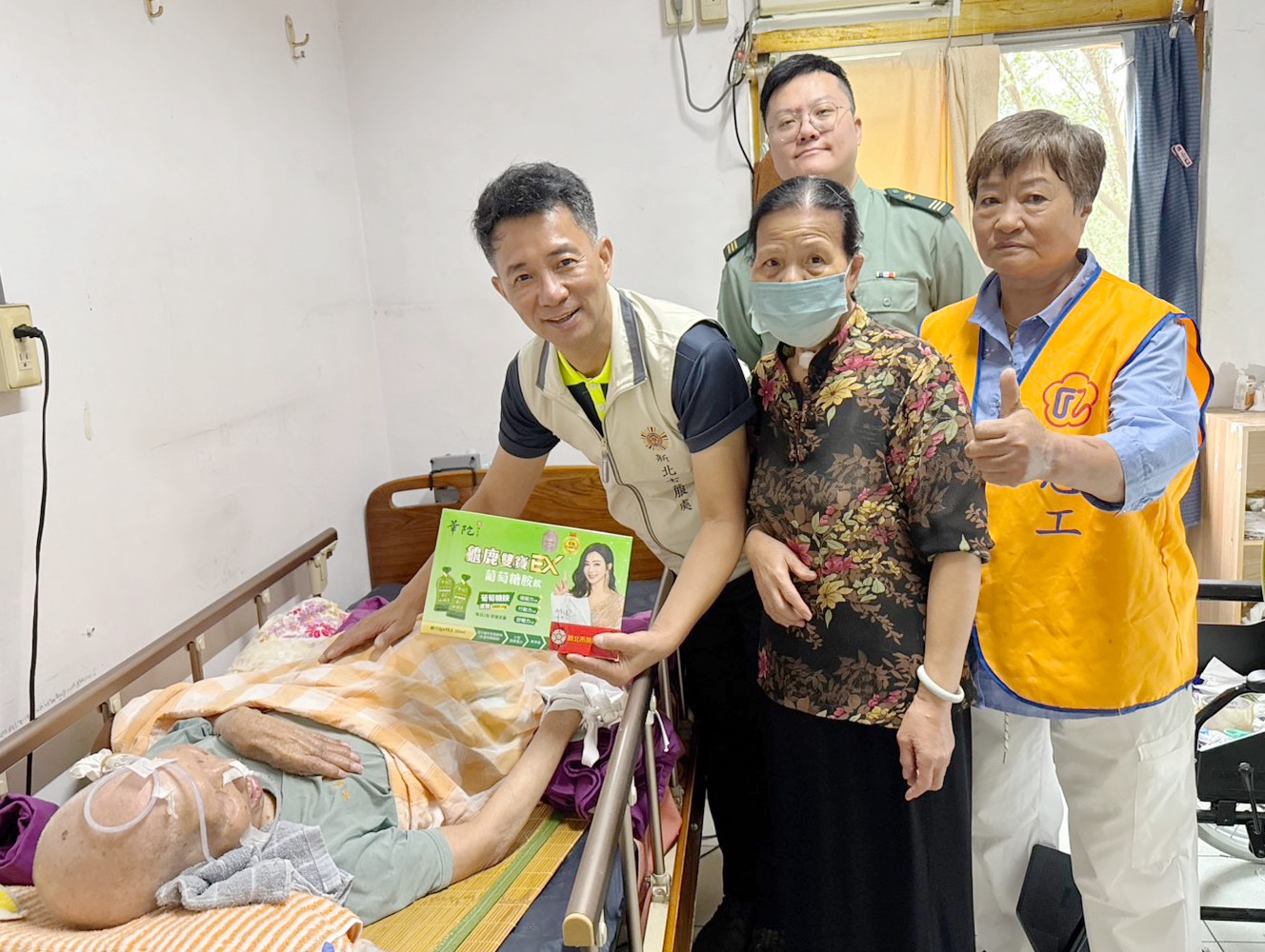 陳立中處長(前排右3)偕同新北市後備指揮部陳彥均上尉(後排者)、榮欣志工關懷退舍榮民長輩。