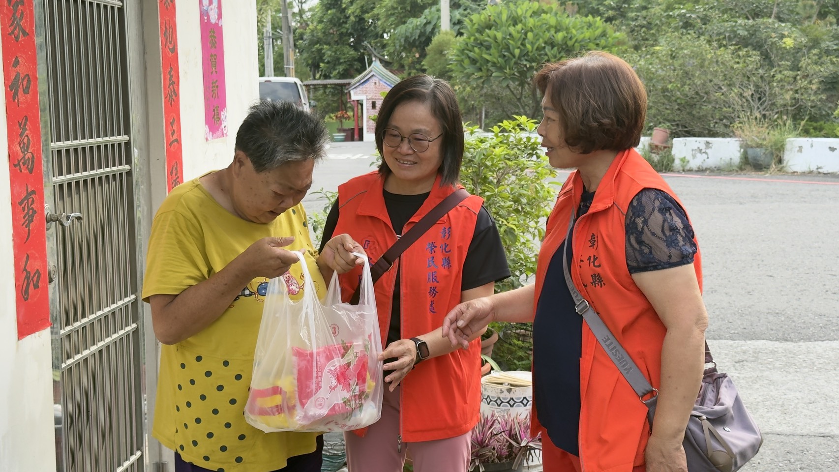 將愛心物資親自送到長輩手中,把溫暖送到心坎裡1