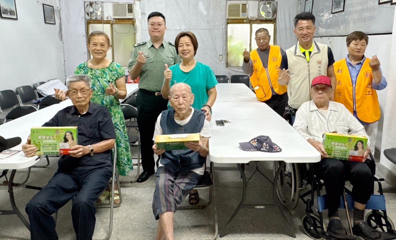 新北市榮民服務處陳立中處長(後排右2)偕同新北市後備指揮部陳彥均上尉(後排左2)、榮欣志工前往「土城居安一莊」致贈榮民長輩端節禮盒。