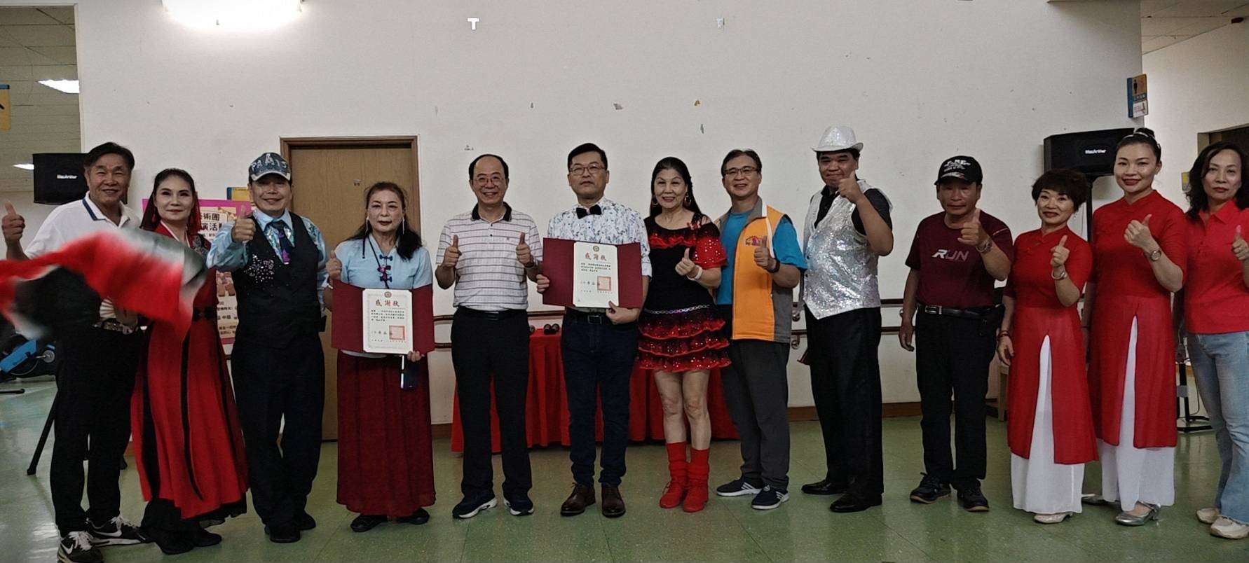 圖1:副家主任王國能(圖中)致贈感謝狀予歡樂藝術團。