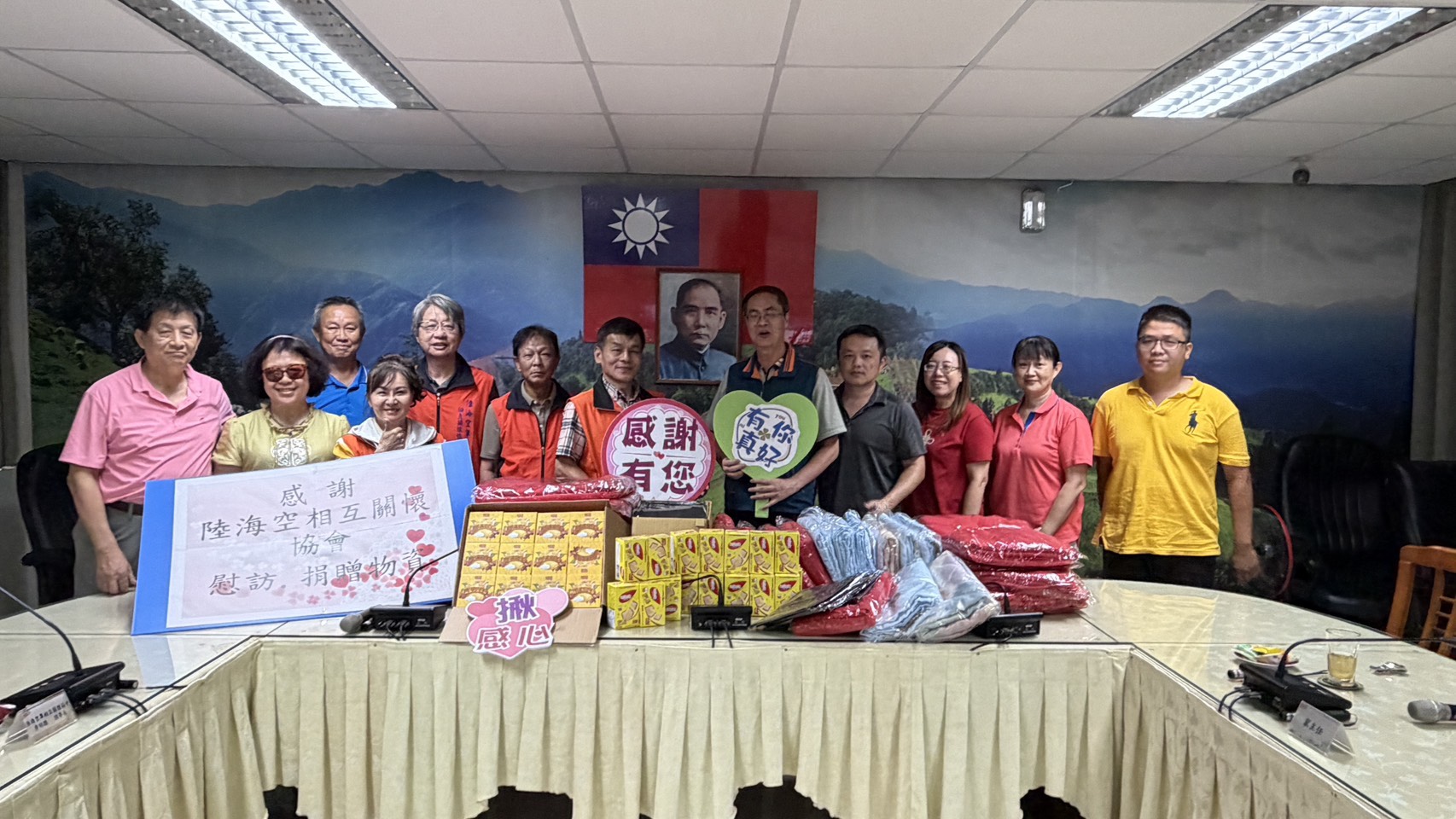 圖1:屏東榮家家主任(右1)與陸海空軍相互關懷協會理事長(左1)及隨行人員一起大合照。