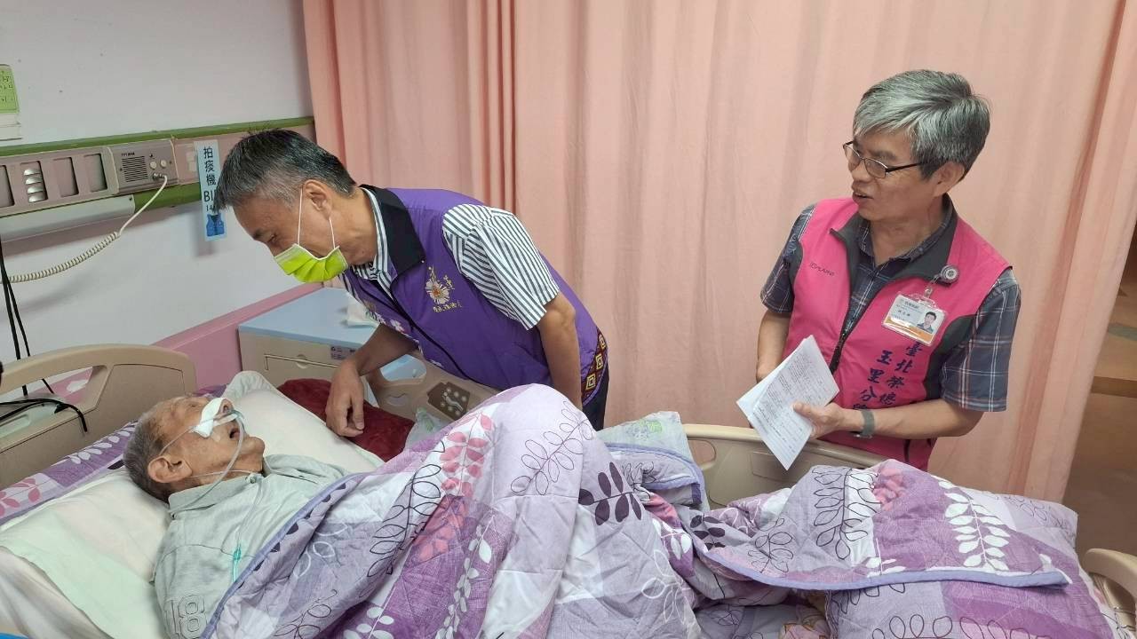 蕭振嘉處長(中)與游志興秘書(右)探視住院榮民魏爺爺