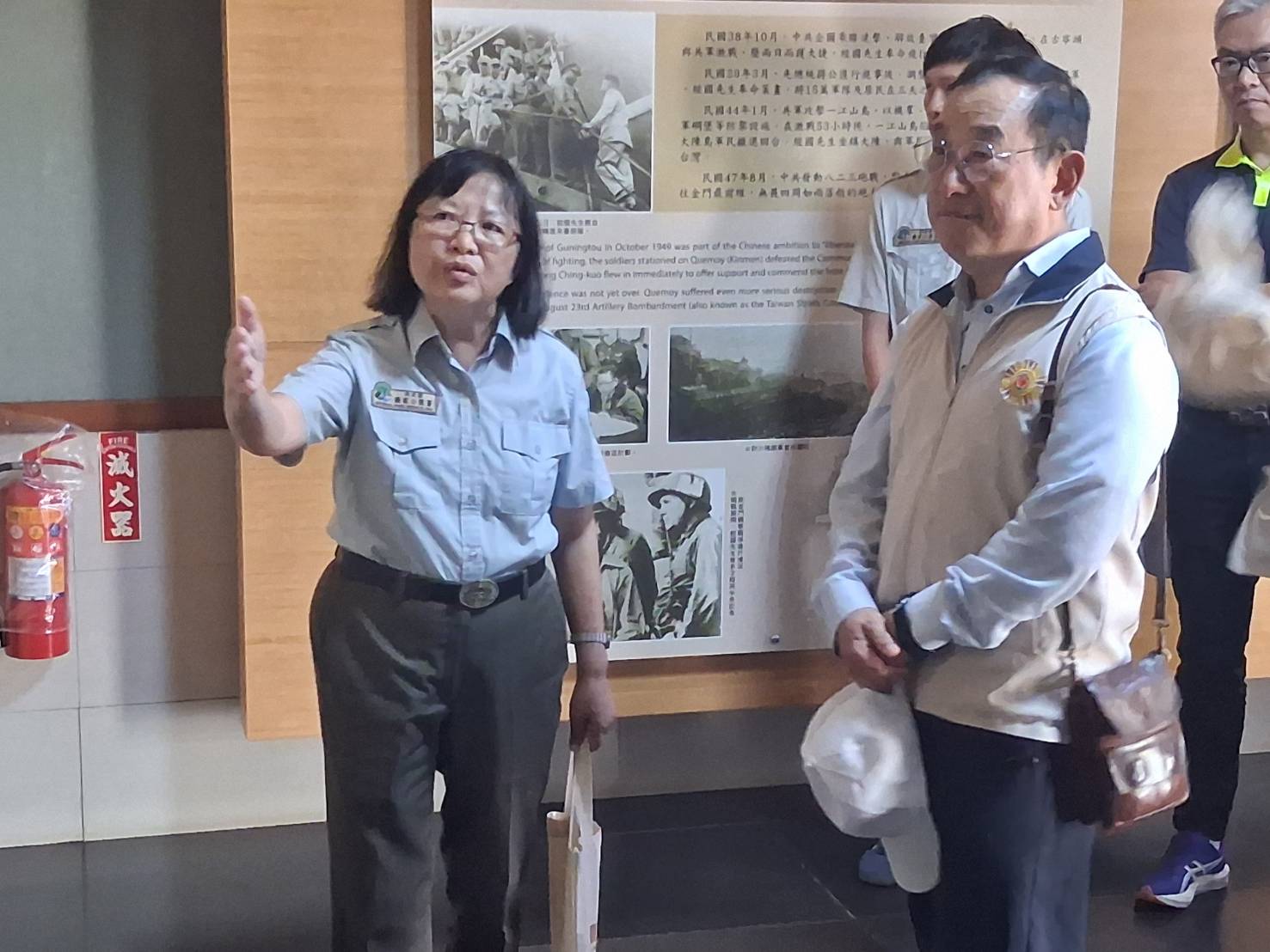 圖六輔導會傅副主委(右)參觀金門國家公園管理處蔣經國先生紀念館,由該處處長黃子娟(左)解說