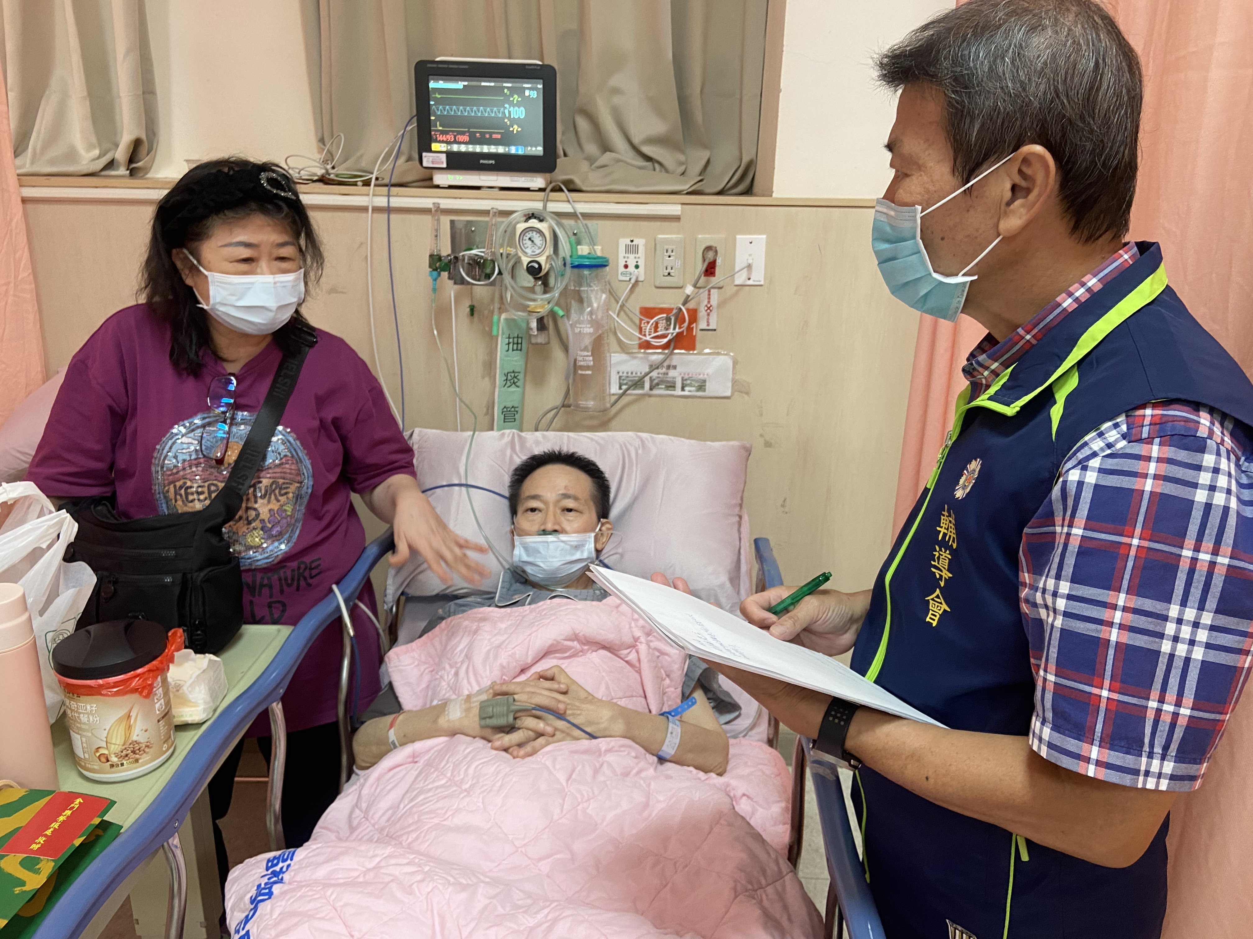 圖二李全順總幹事(右)前往金門醫院瞭解劉姓榮民(中)近況,以提供必要協助
