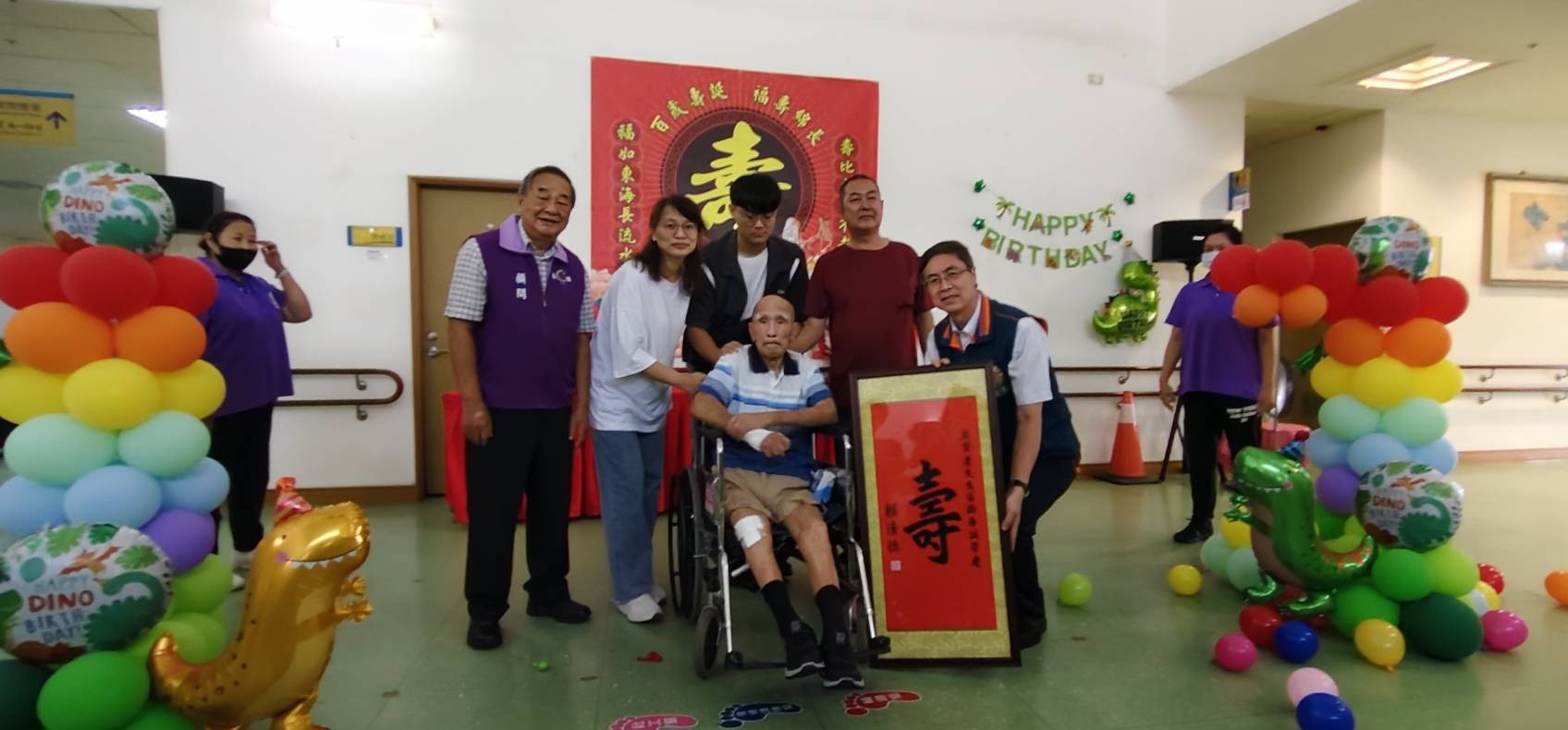 圖3家主任(圖右)向趙爺爺致贈總統壽屏。