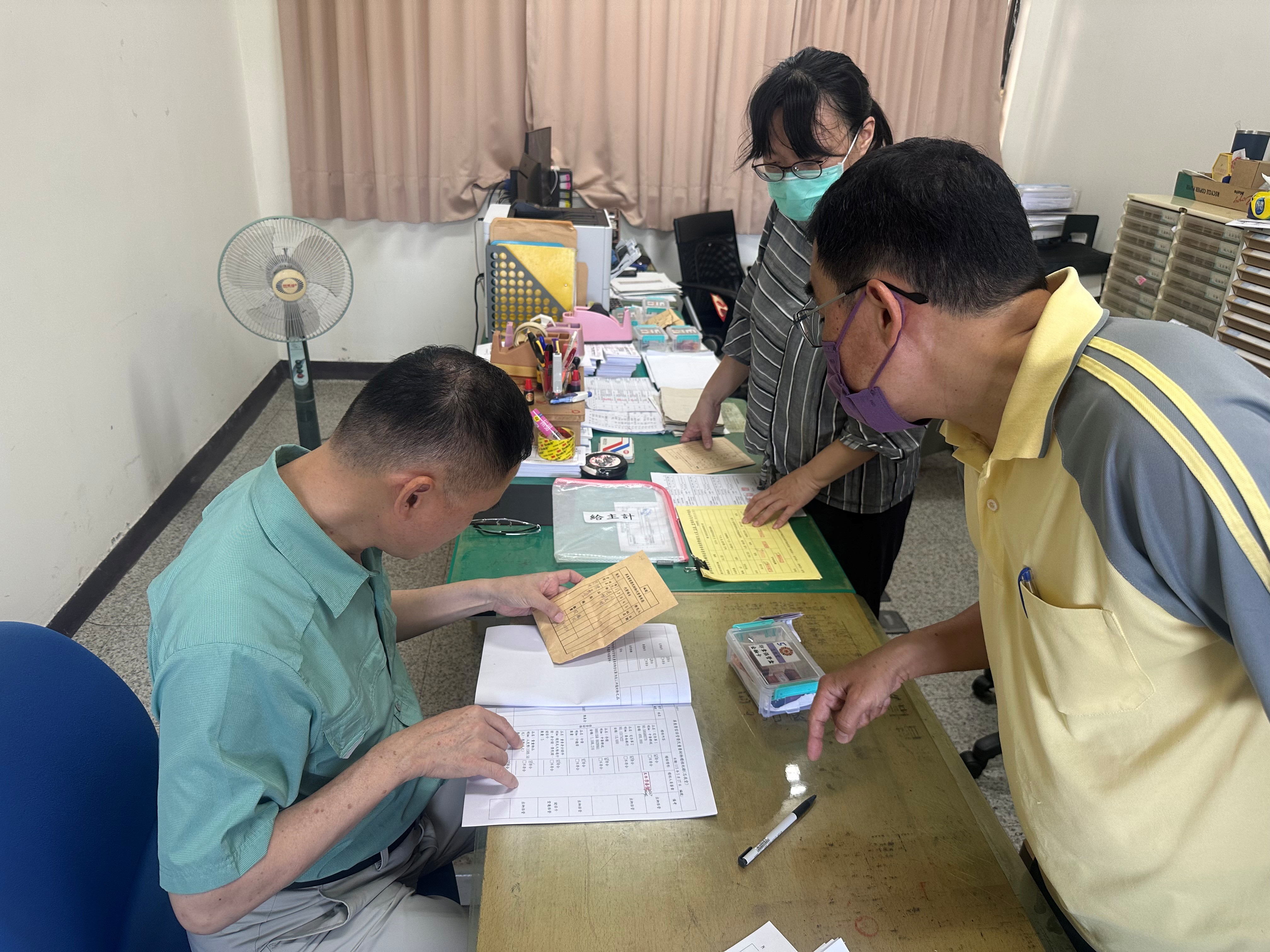 圖4:輔導組長項秉豐(圖左)逐一檢查堂隊代管金飾、印鑑及定存單等貴重物品。