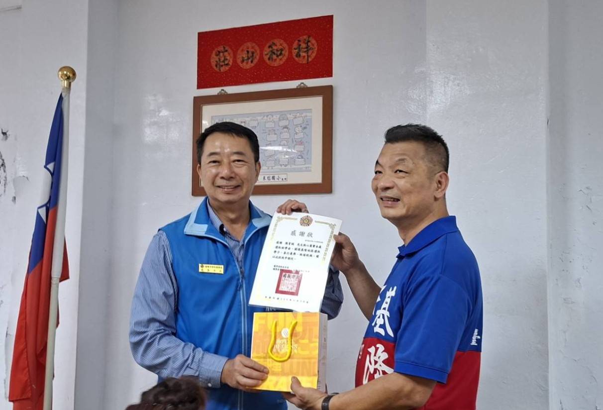 基隆市榮服處方正處長(左)致贈士官團關懷小組感謝狀及禮品,由范盛為士官長(右)代表受贈。