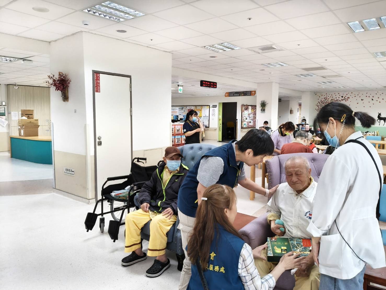 臺中市榮服處處長於端節前夕慰訪臺中榮民總醫院埔里分院住院榮民