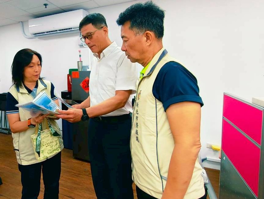 新北市榮服處陳立中處長(右1)拜會軍友保險師嘉宏副總經理(中),雙方就退除役官兵就業輔導及「安心御老」、「就醫綠色通道」等政策交換意見。/新北市榮服處提供