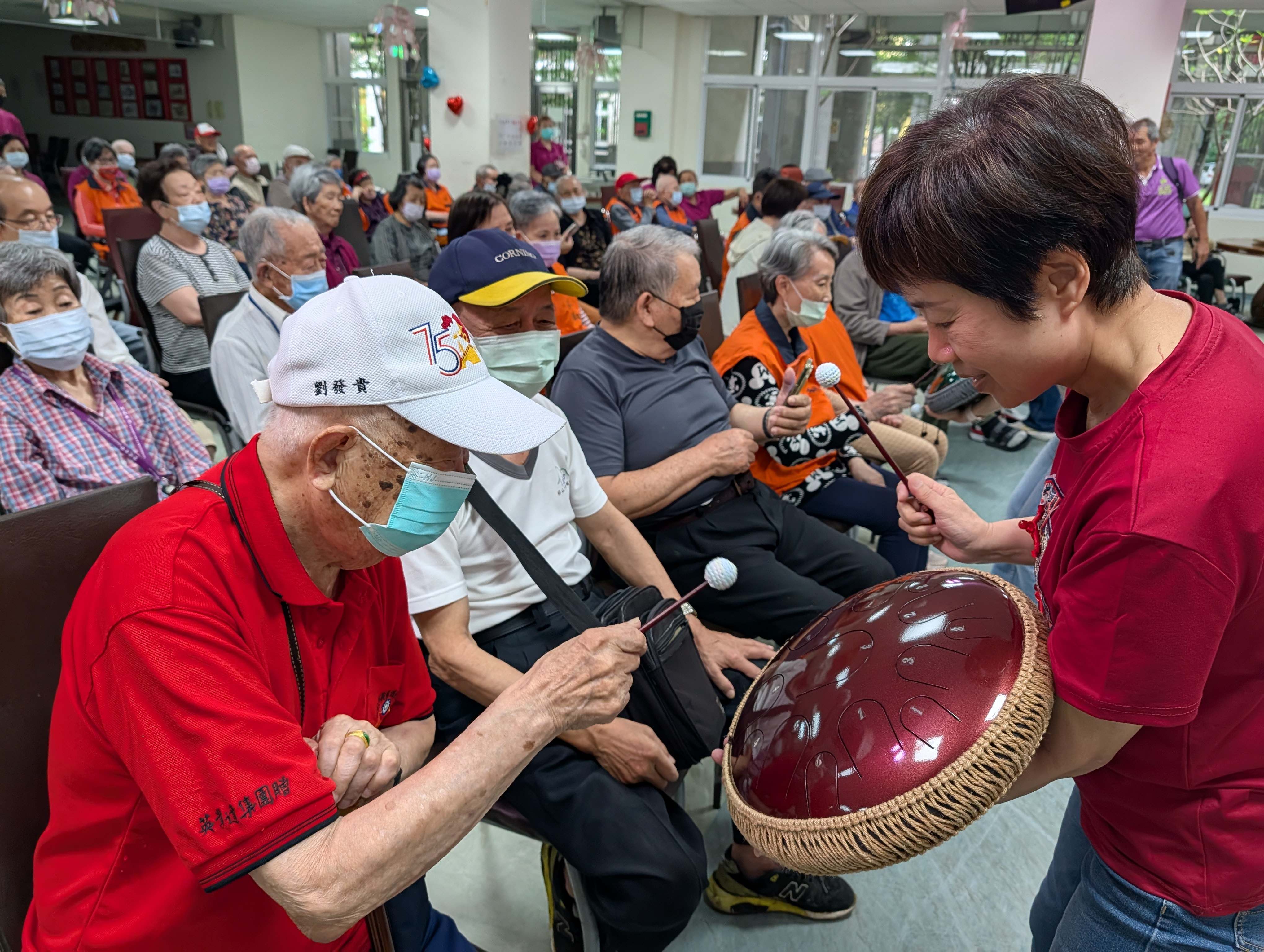 中華勇者瑜伽服務協會為板橋榮家長輩帶來空靈鼓、陶笛表演 療癒長輩心靈
