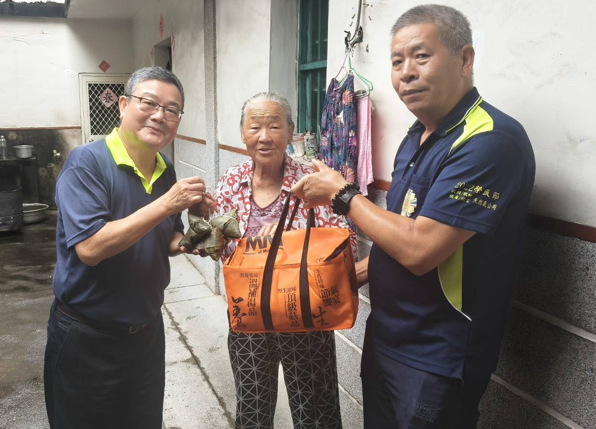 圖一劉信義處長(左)致贈榮民陳奶奶(中)肉粽並敬祝端節安康