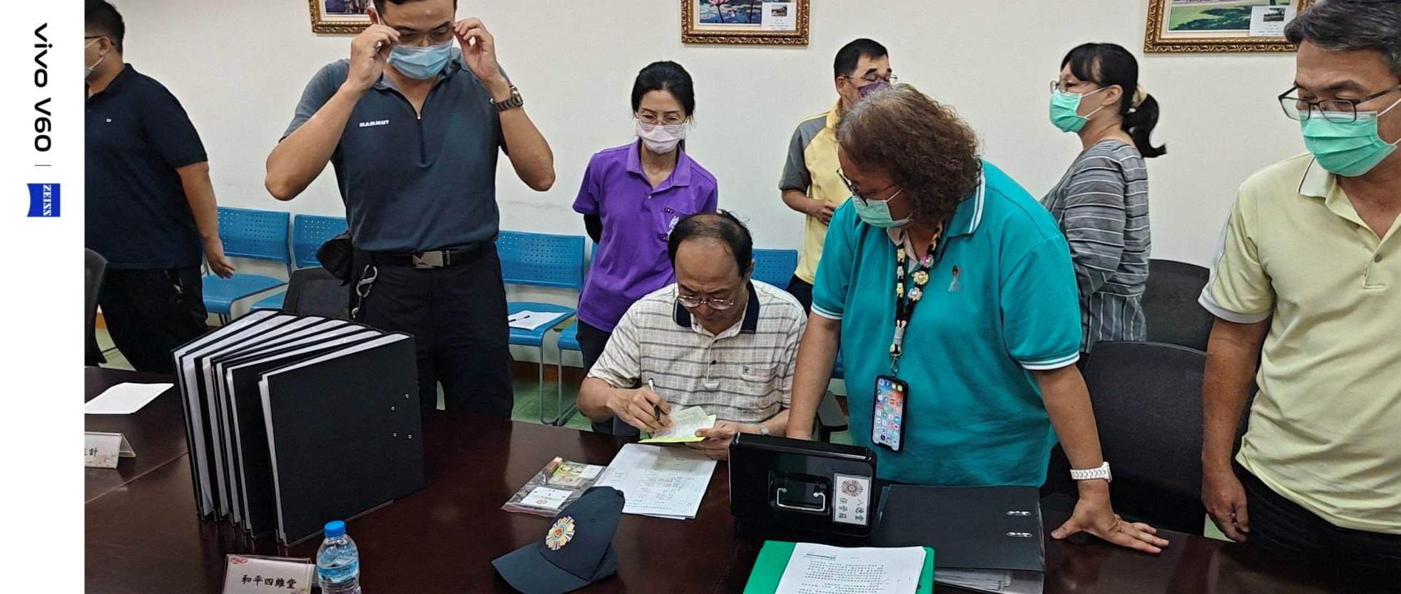 圖3:副家主任王國能(圖坐)逐一檢查堂隊財託帳簿清冊。