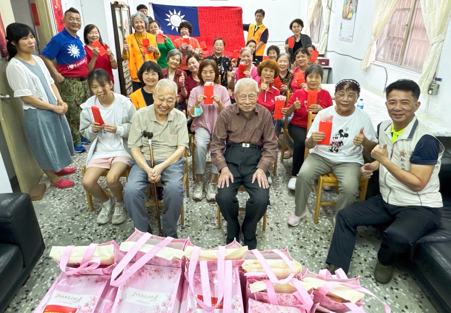 新北市榮民服務處陳立中處長(前排右一)偕同士官團關懷小組范盛為先生(第二排左一),前往中和區「新莊退舍」關懷慰問。