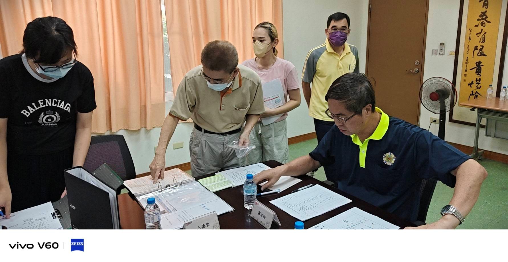 圖2:家主任李秦強(圖右)逐一檢查堂隊財託帳簿清冊。