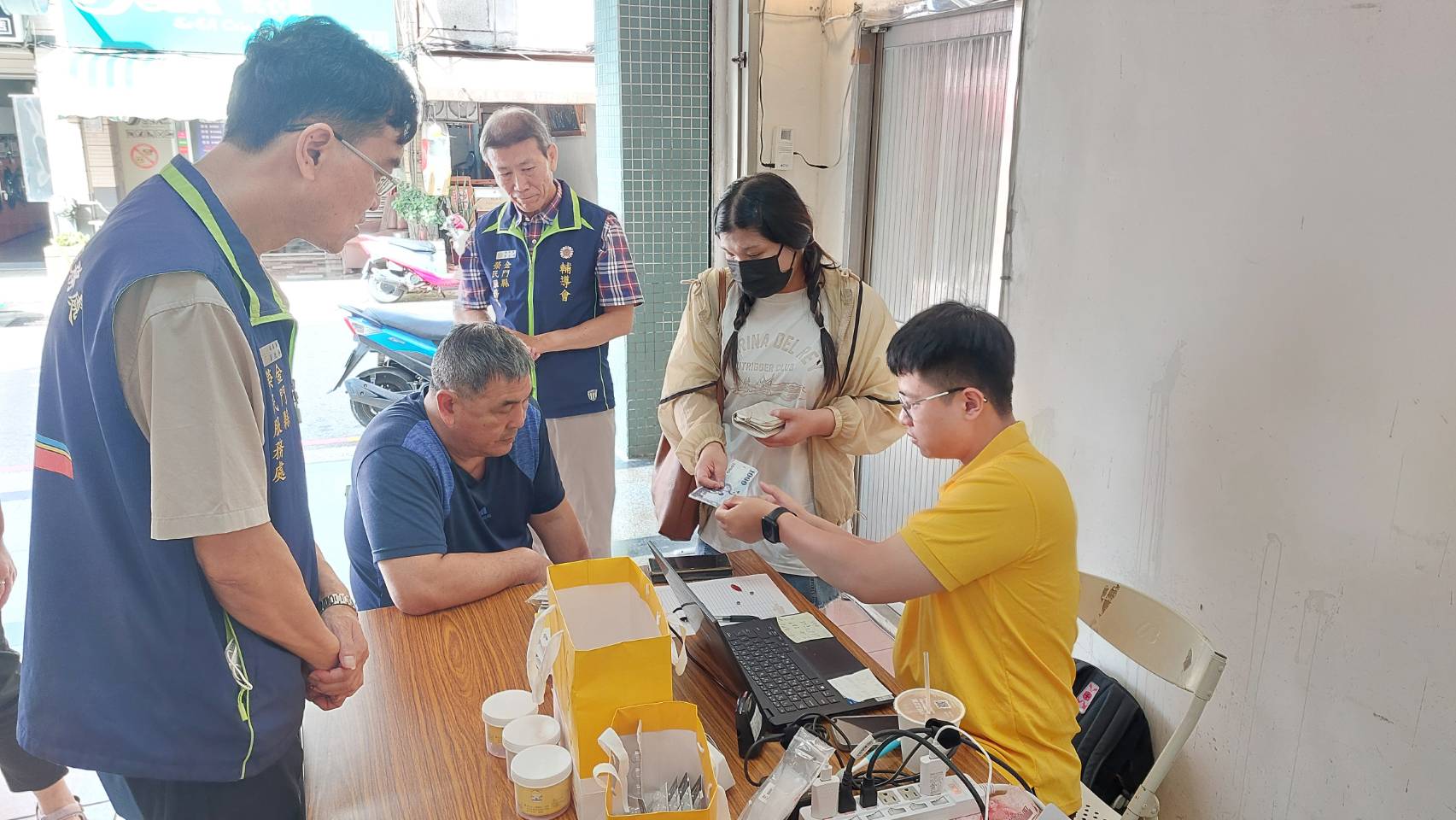 圖二彭致和副處長(左1)及李全順總幹事(左3)現場了解助聽器服務現況