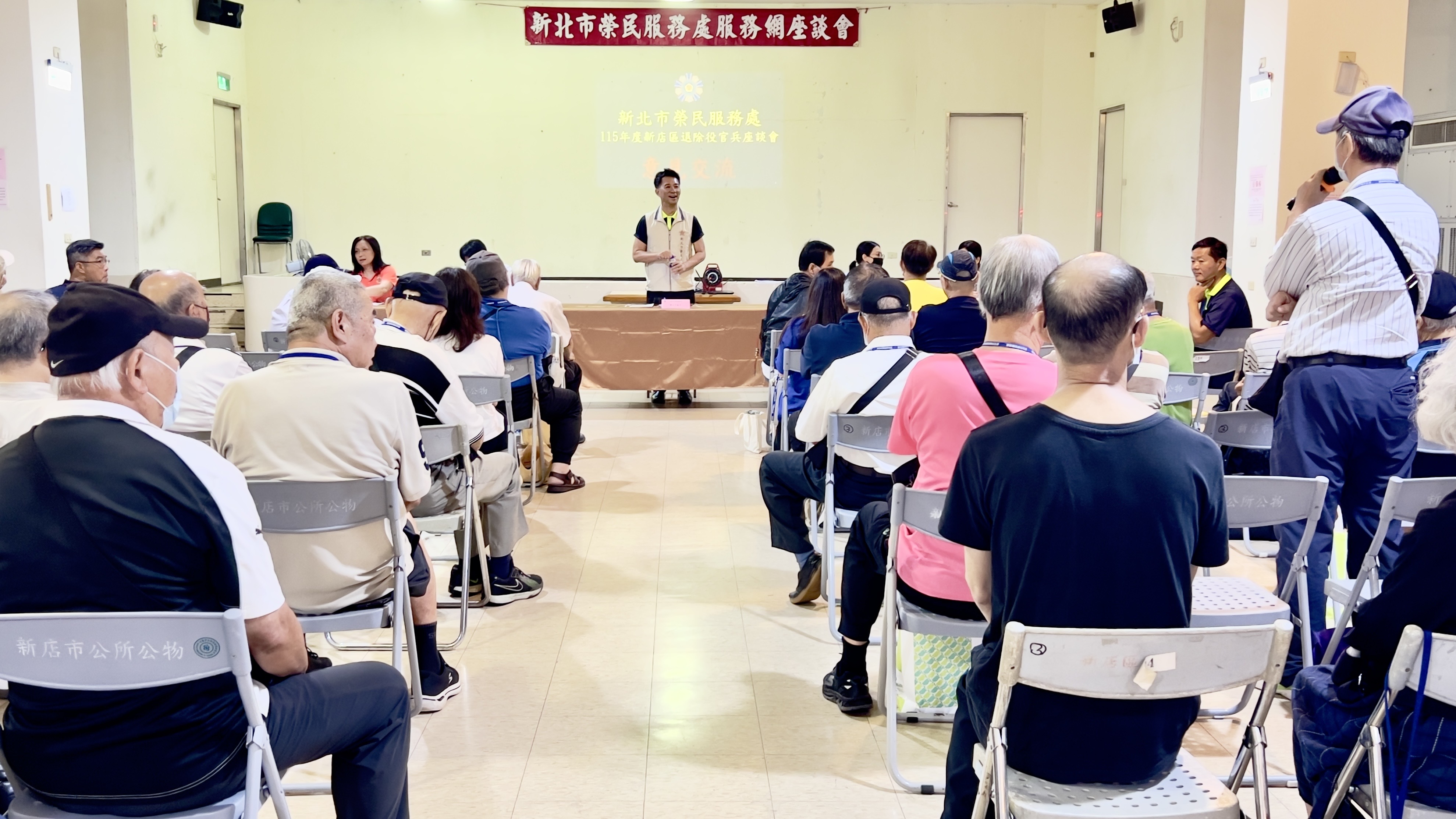 陳處長(中)耐心傾聽榮民建言並逐一向其解答說明。