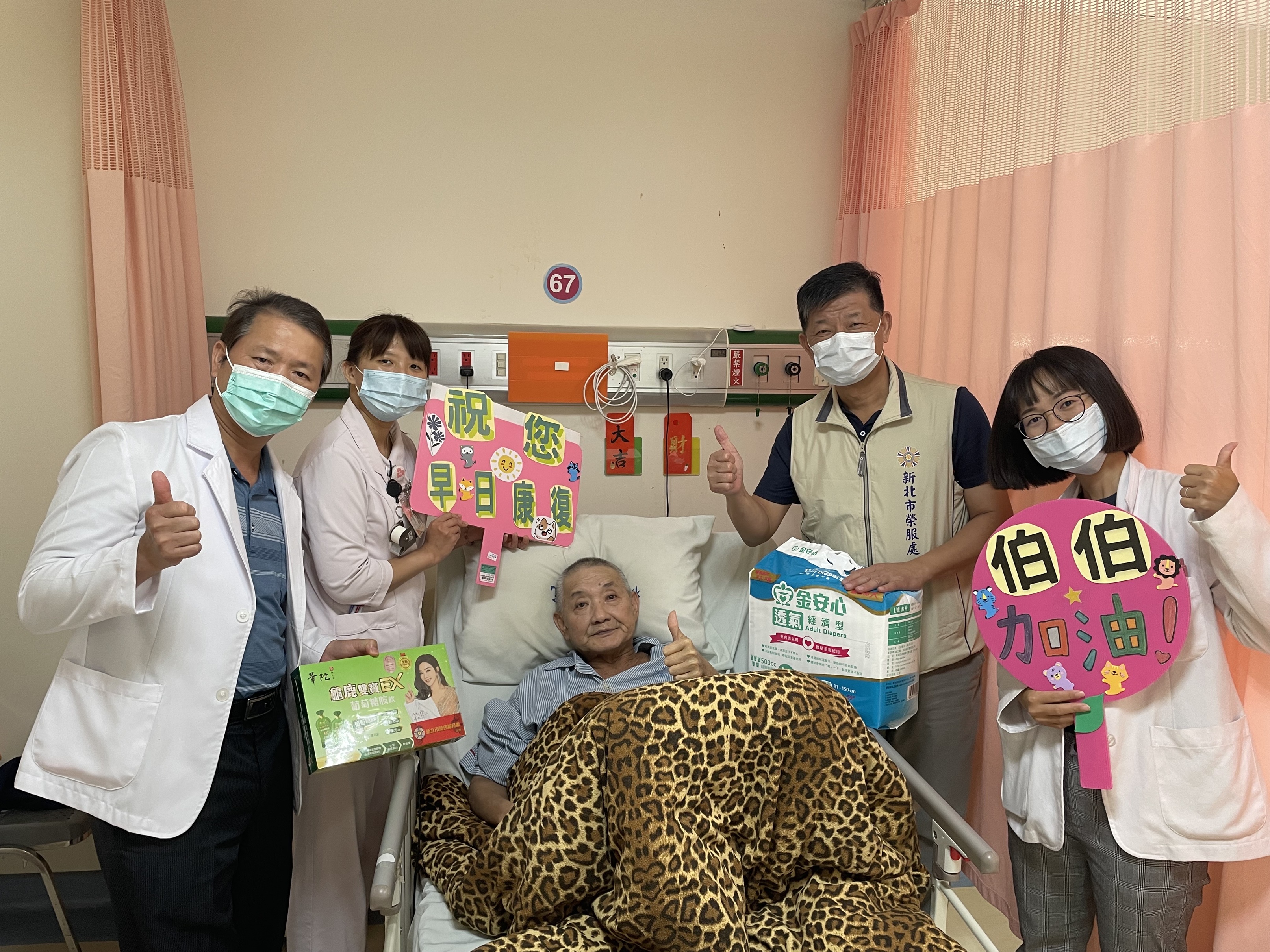 楊副處長 (右二)至桃園榮院慰問榮民王伯伯(中),並致贈營養及物資