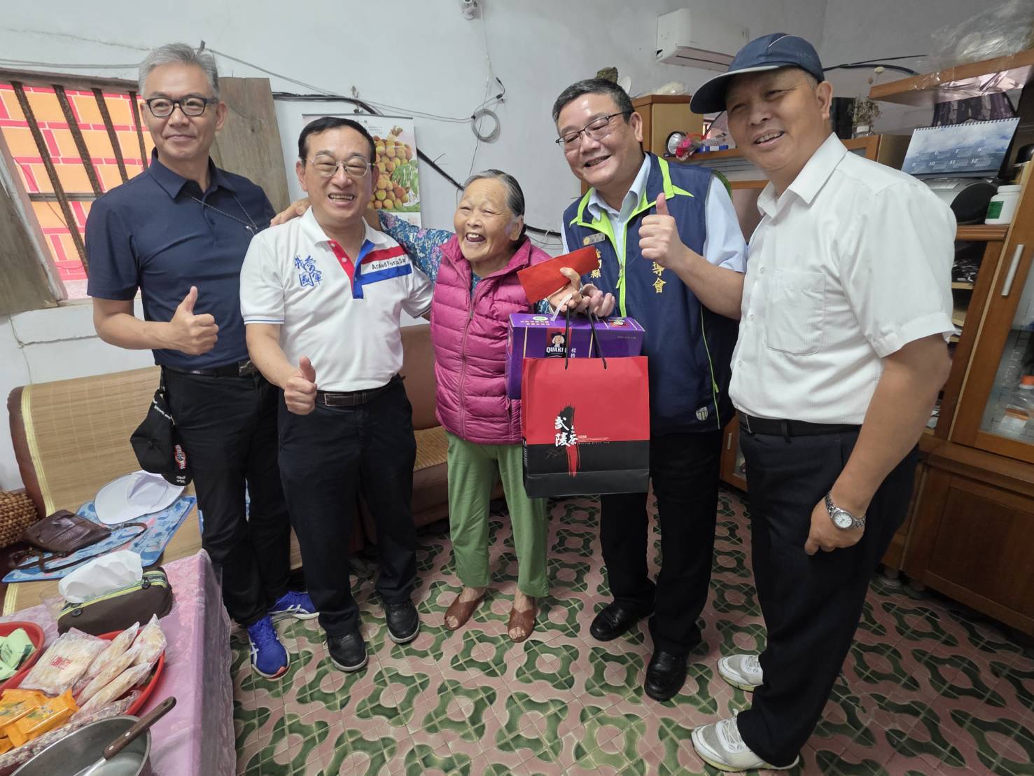 圖十一輔導會副主任委員傅正誠(左2)探視金馬自衛隊洪姓榮民並提前慶賀端節快樂